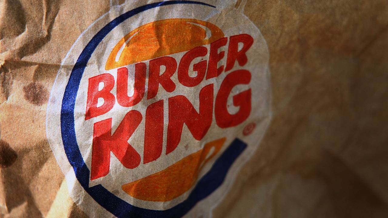 Das Logo der Fastfoodkette Burger King auf einer zerknitterten Tüte.