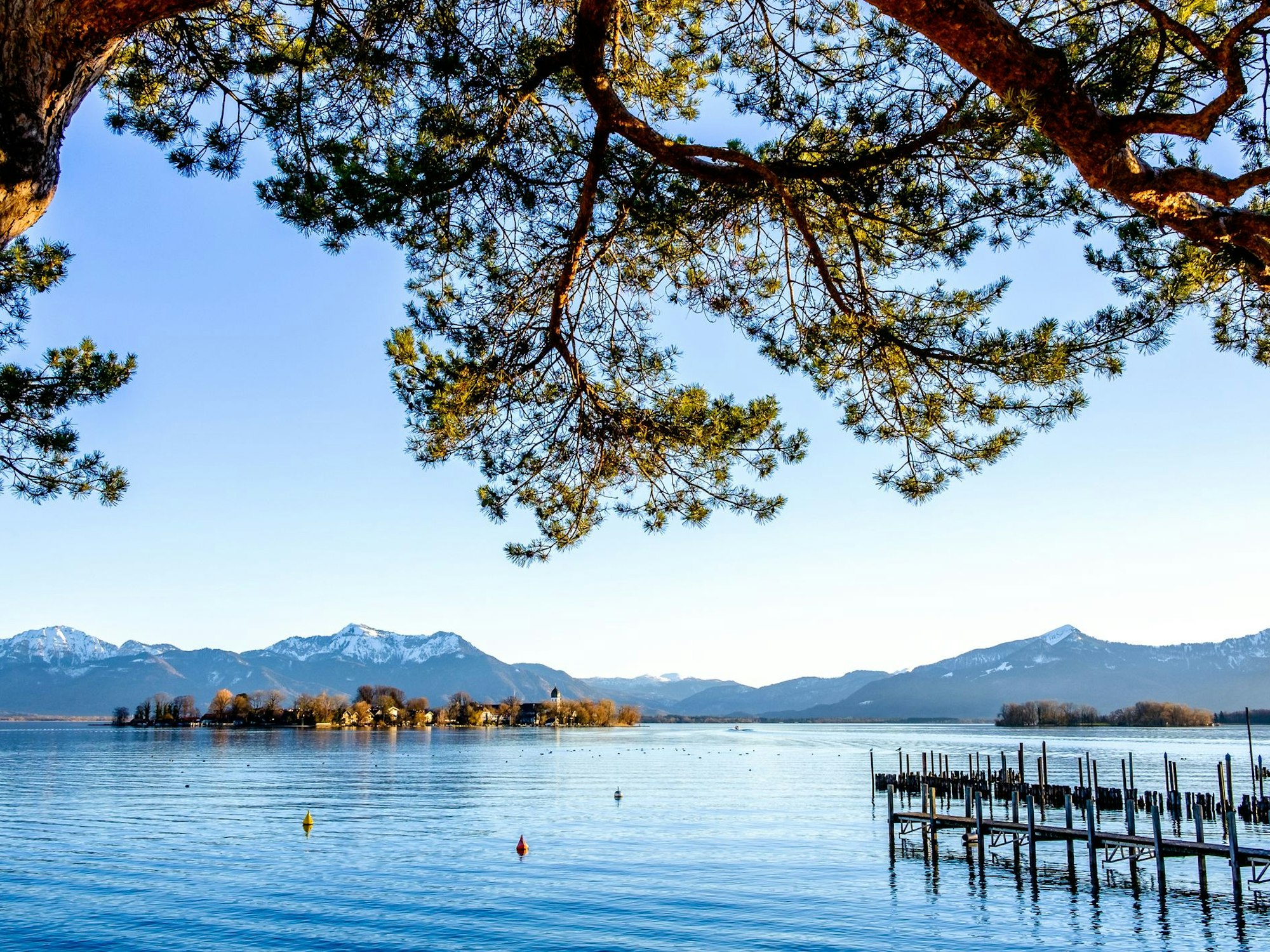 Bootssteg am Chiemsee in Bayern.