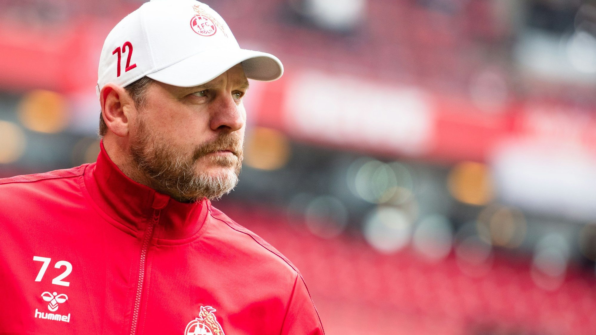 Steffen Baumgart blickt vor der Partie in die Runde.