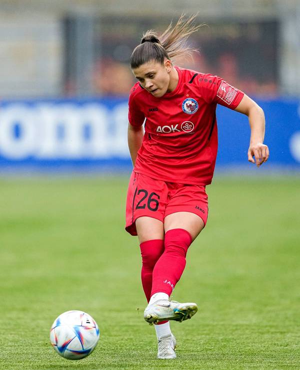 Martyna Wiankowska passt den Ball.