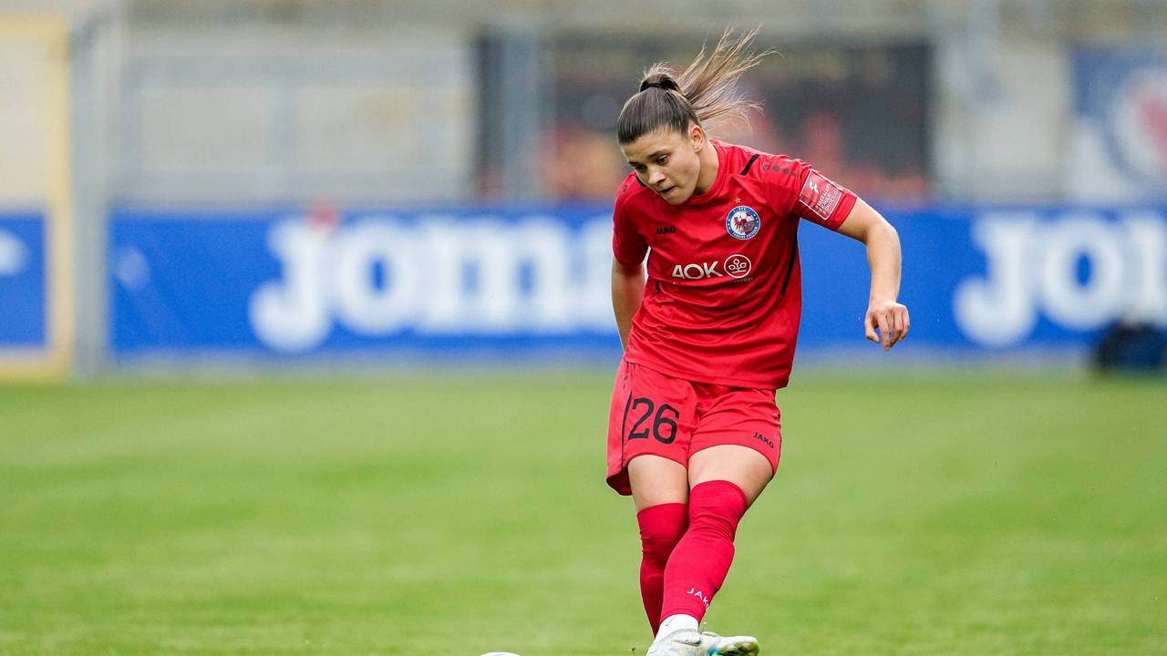Martyna Wiankowska passt den Ball.