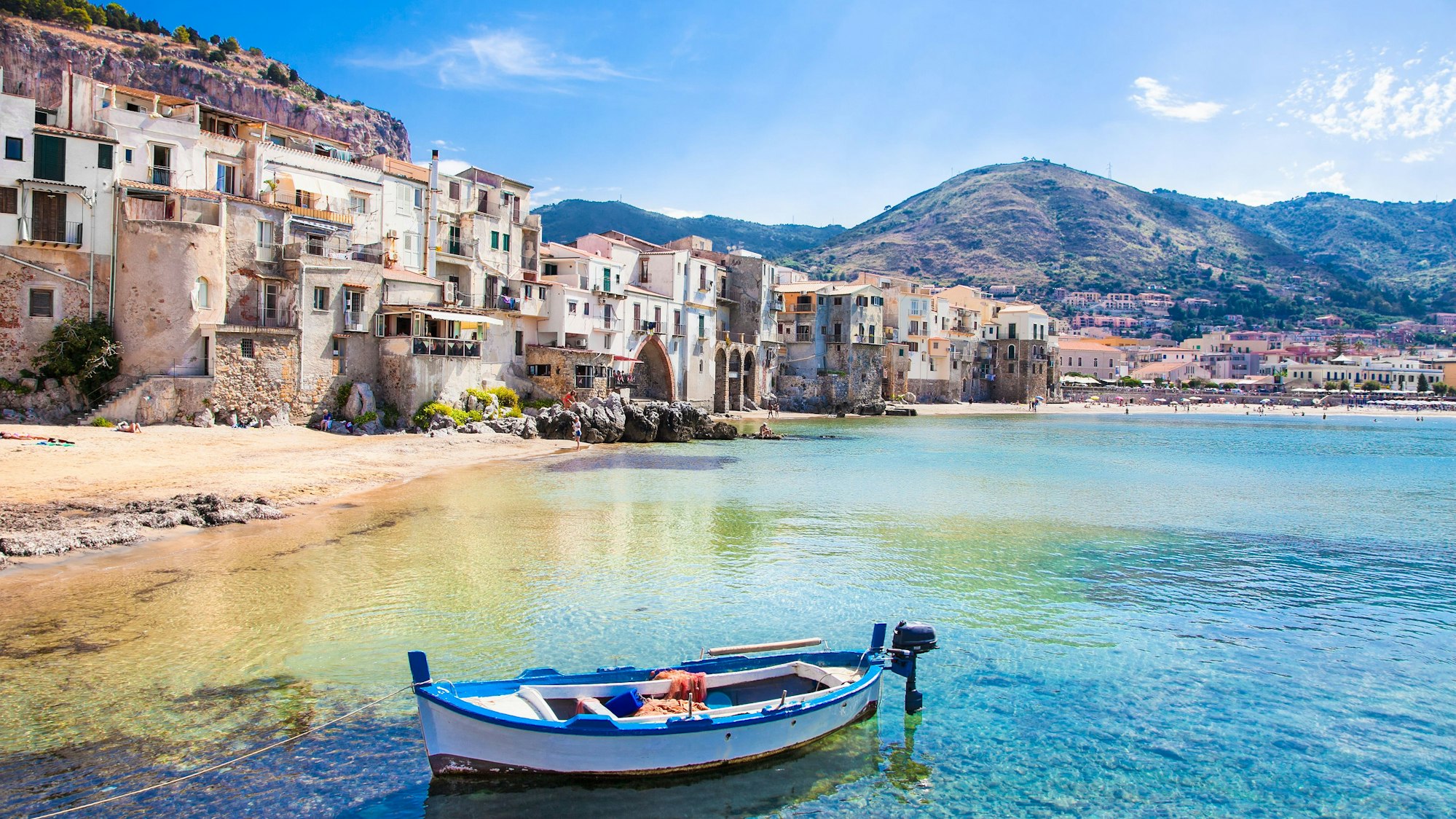 Auf dem Foto sieht man die Bucht und den Strand von Cefalù.