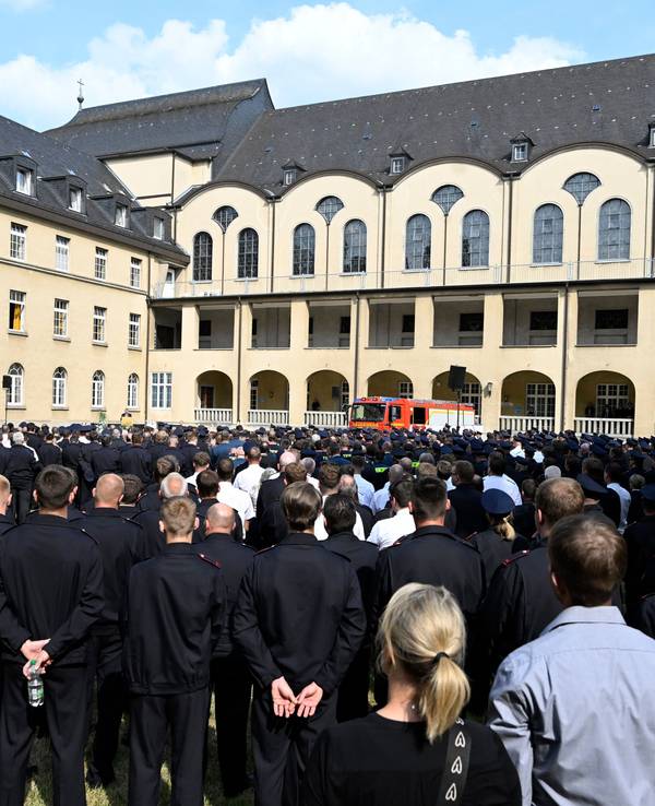 30.06.2023, Nordrhein-Westfalen, Sankt Augustin: Tausende Feuerwehrleute aus ganz Deutschland nehmen an der Trauerfeier für ihre verstorbenen Kameraden teil. Die Stadt Sankt Augustin gedachte zweier im Einsatz gestorbener Feuerwehrleute.