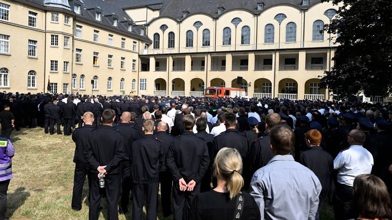 30.06.2023, Nordrhein-Westfalen, Sankt Augustin: Tausende Feuerwehrleute aus ganz Deutschland nehmen an der Trauerfeier für ihre verstorbenen Kameraden teil. Die Stadt Sankt Augustin gedachte zweier im Einsatz gestorbener Feuerwehrleute.