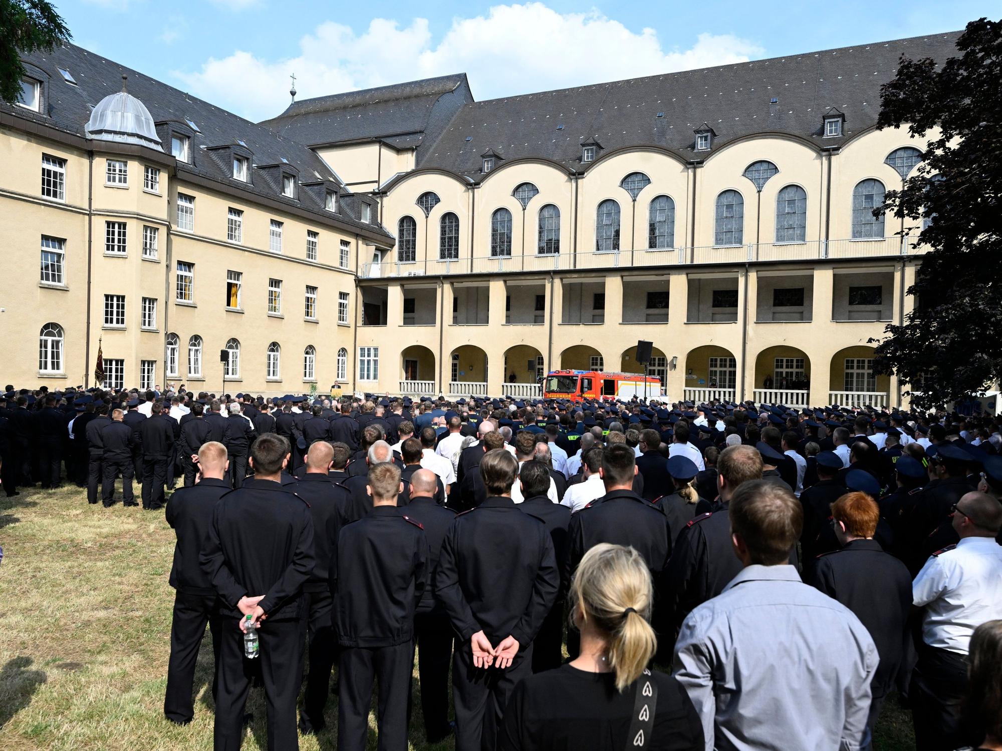 30.06.2023, Nordrhein-Westfalen, Sankt Augustin: Tausende Feuerwehrleute aus ganz Deutschland nehmen an der Trauerfeier für ihre verstorbenen Kameraden teil. Die Stadt Sankt Augustin gedachte zweier im Einsatz gestorbener Feuerwehrleute.