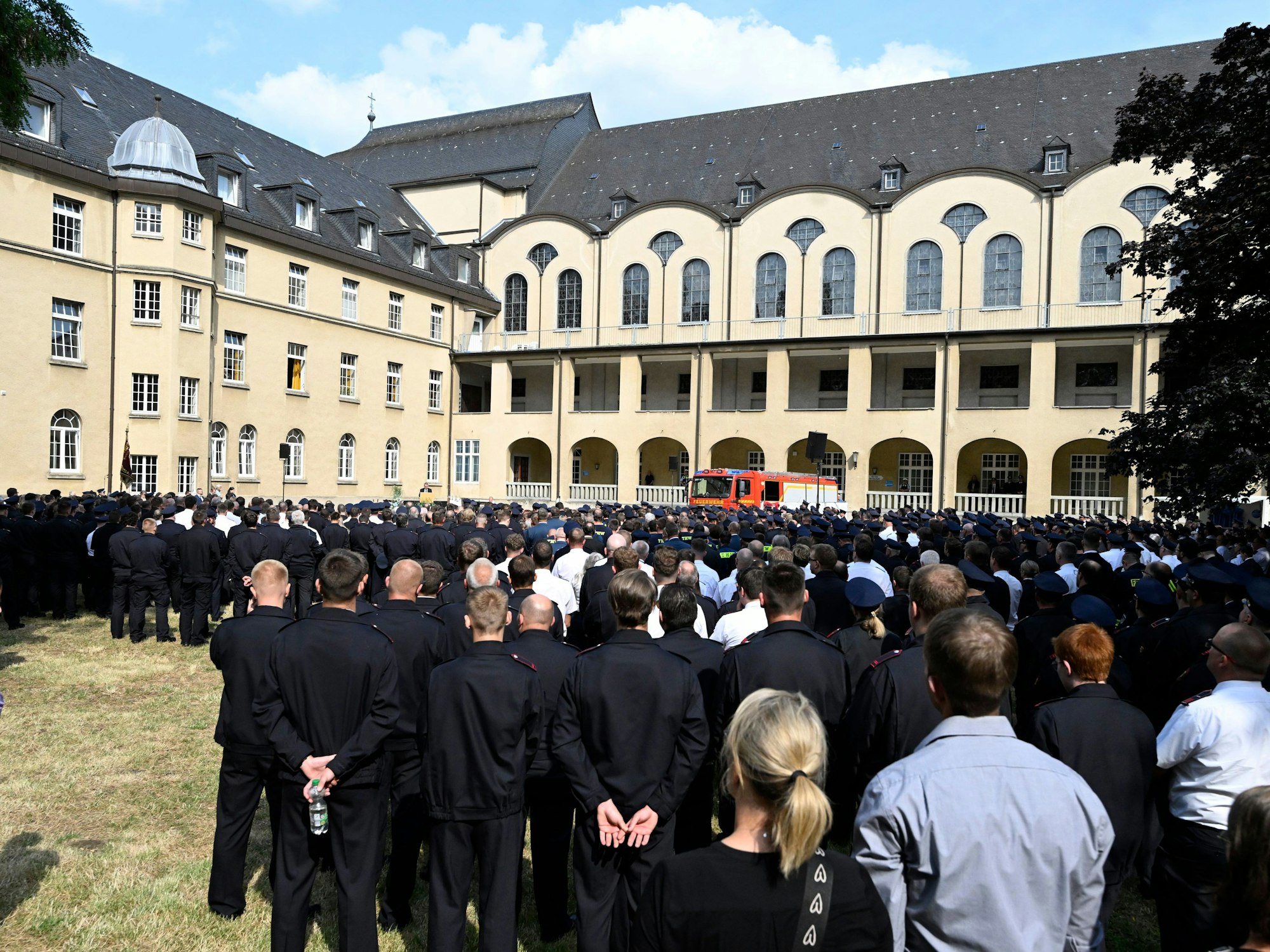 30.06.2023, Nordrhein-Westfalen, Sankt Augustin: Tausende Feuerwehrleute aus ganz Deutschland nehmen an der Trauerfeier für ihre verstorbenen Kameraden teil. Die Stadt Sankt Augustin gedachte zweier im Einsatz gestorbener Feuerwehrleute.