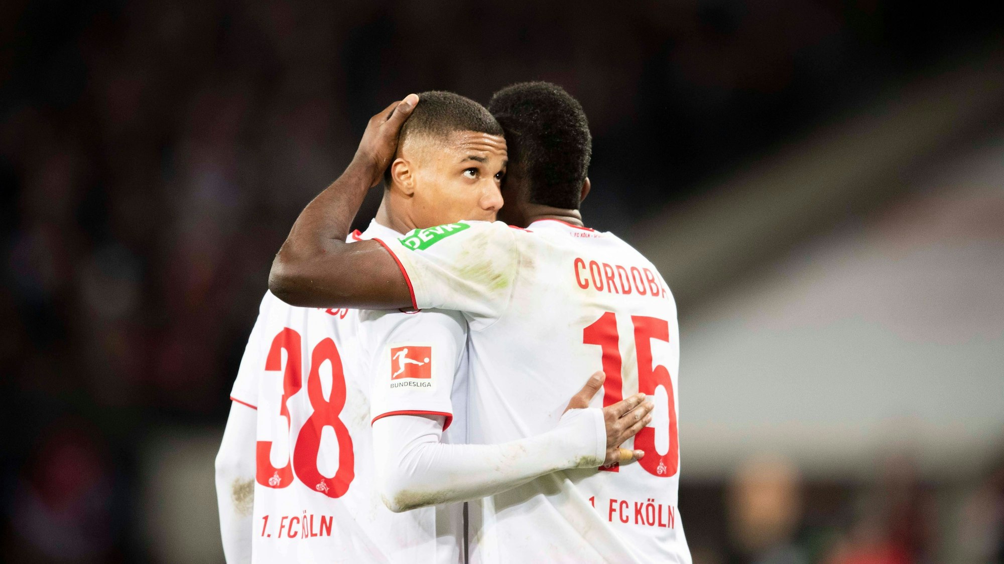 Ismail Jakobs (l.) und Jhon Cordoba jubeln gemeinsam über einen Treffer.