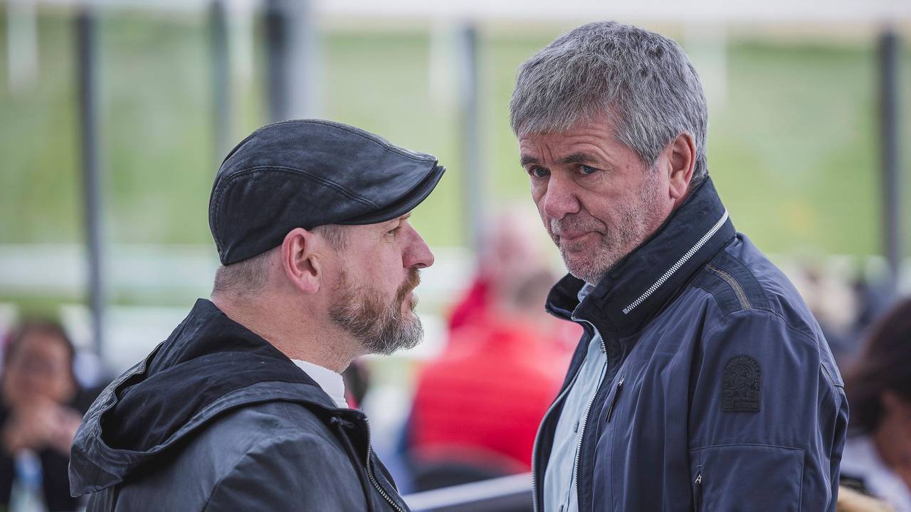 Steffen Baumgart und Friedhelm Funkel unterhalten sich.