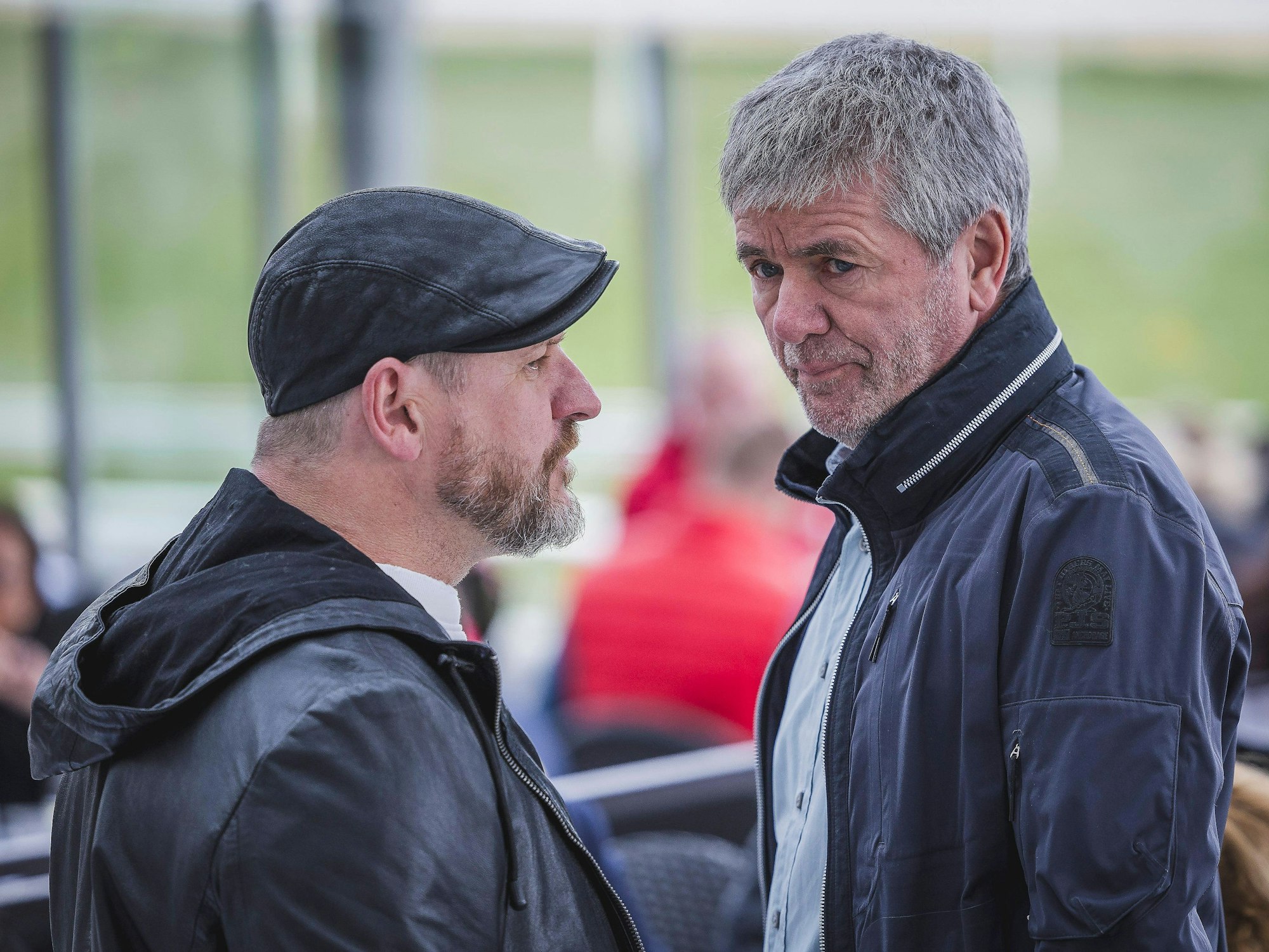 Steffen Baumgart und Friedhelm Funkel unterhalten sich.
