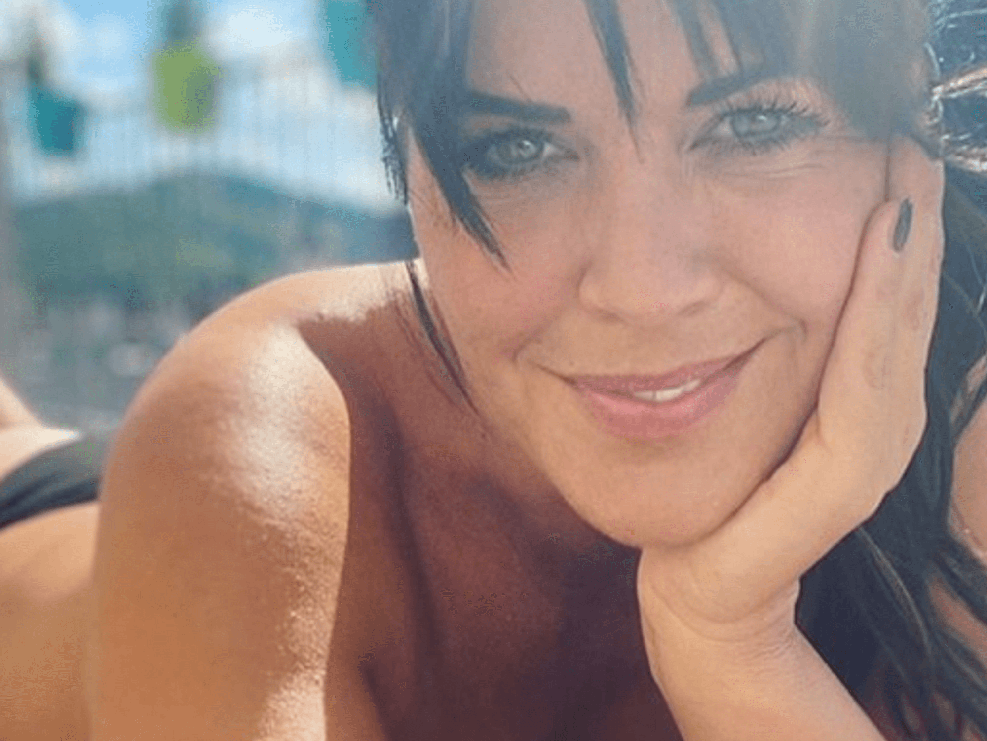 Martina Reuter schaut lächelnd in die Kamera.