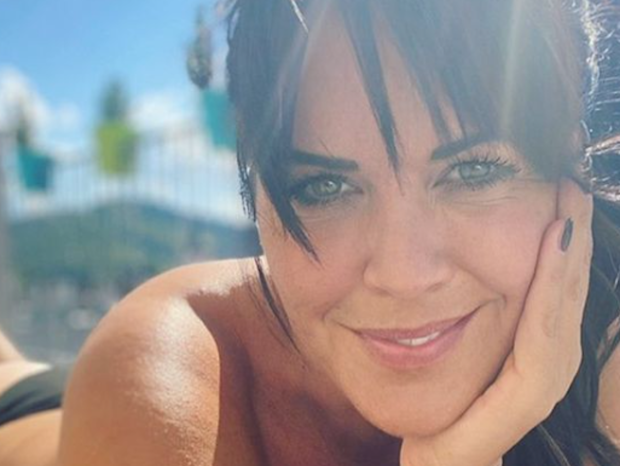 Martina Reuter liegt auf dem Bauch und lächelt in die Kamera.