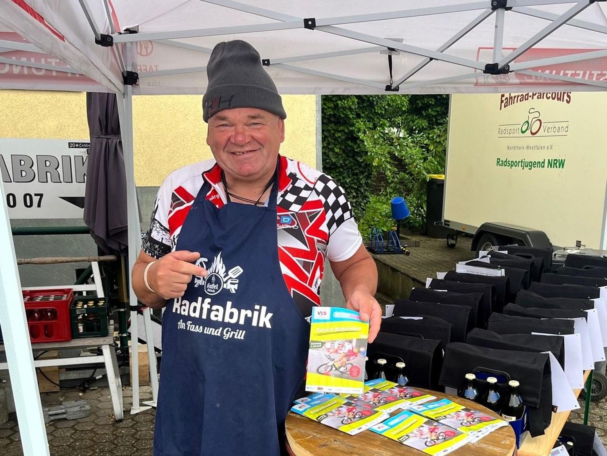 Mechaniker Hans-Jürgen Habetz bei der Startpaketausgabe für Rund in Bickendorf.