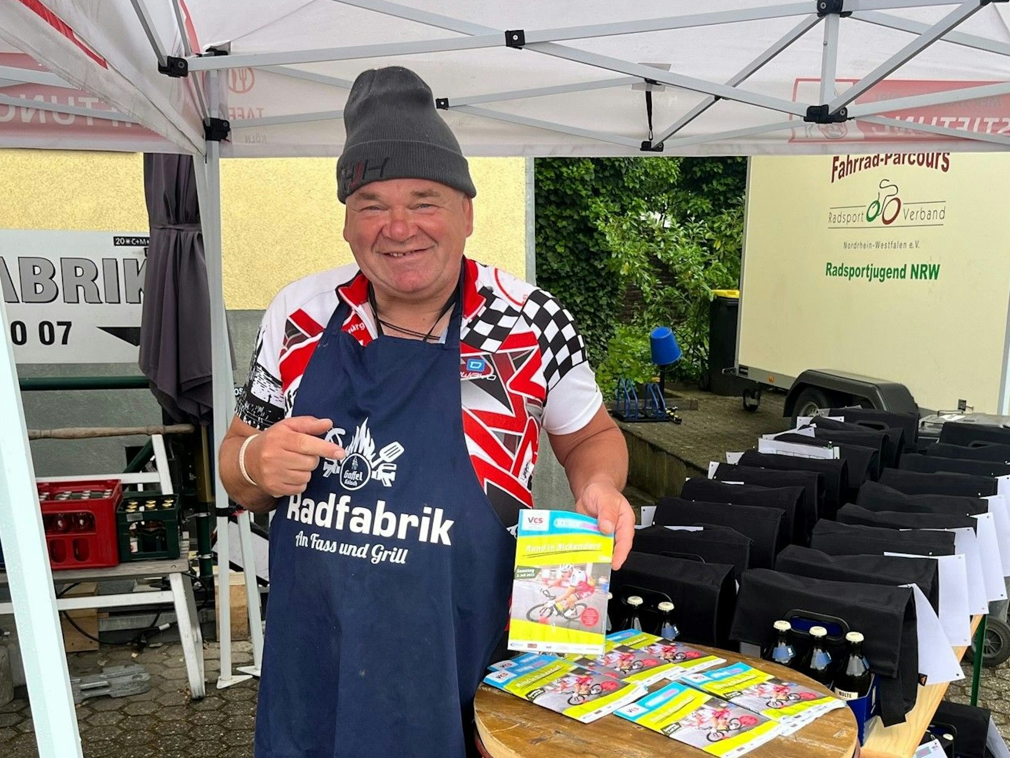 Mechaniker Hans-Jürgen Habetz bei der Startpaketausgabe für Rund in Bickendorf.