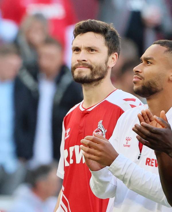 Jonas Hector, Linton Maina und Kingsley Schindler stehen nebeneinander.