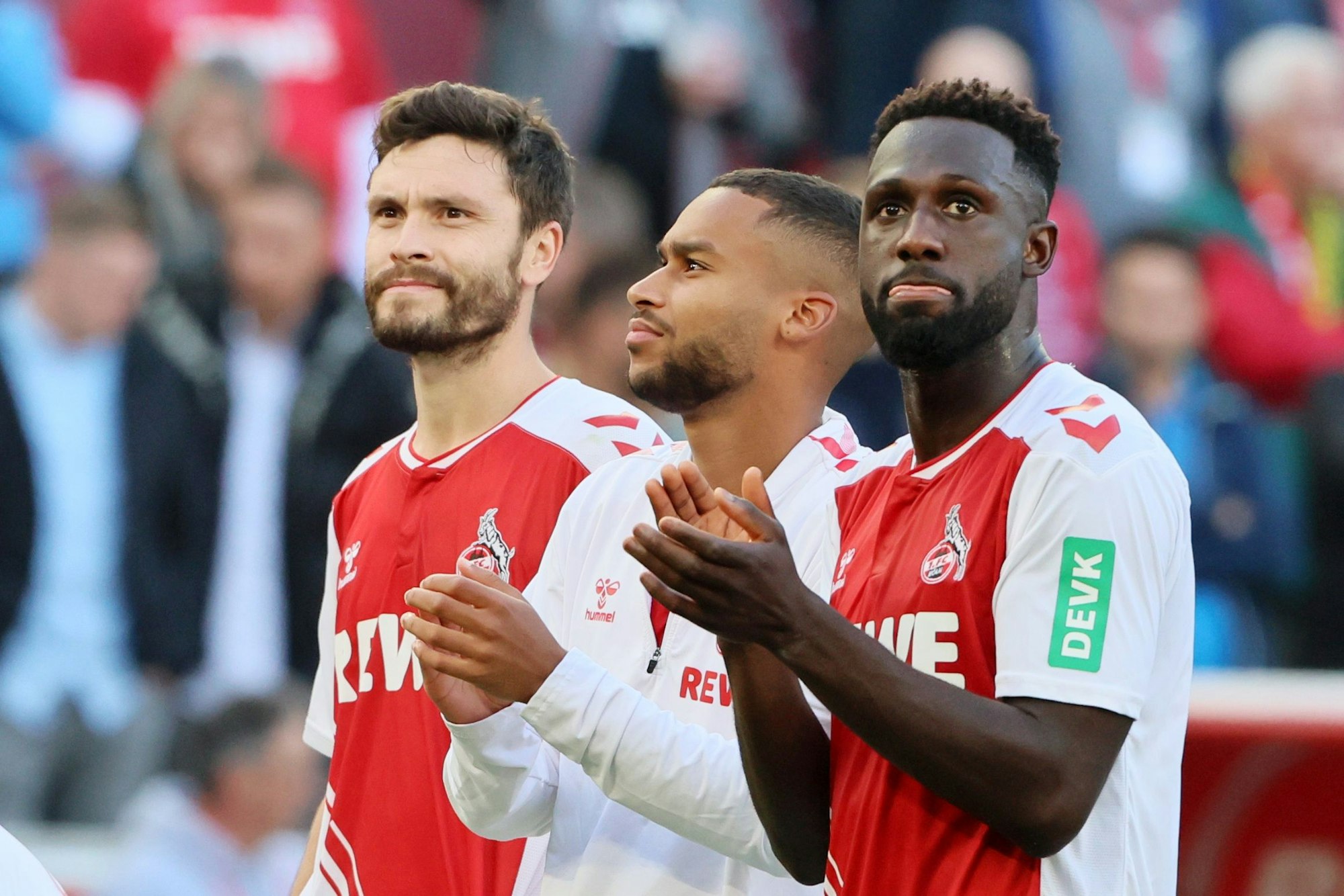 Jonas Hector, Linton Maina und Kingsley Schindler stehen nebeneinander.