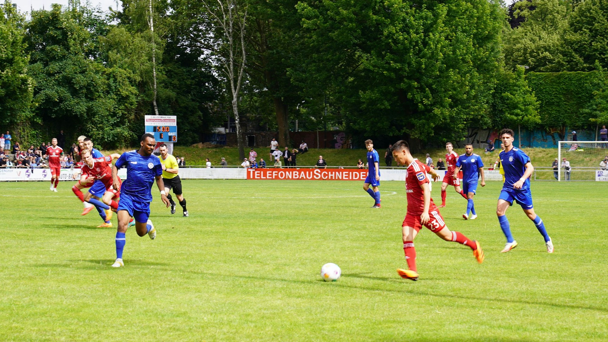 Shinta Appelkamp flankt den Ball im Testspiel bei TuRU Düsseldorf.