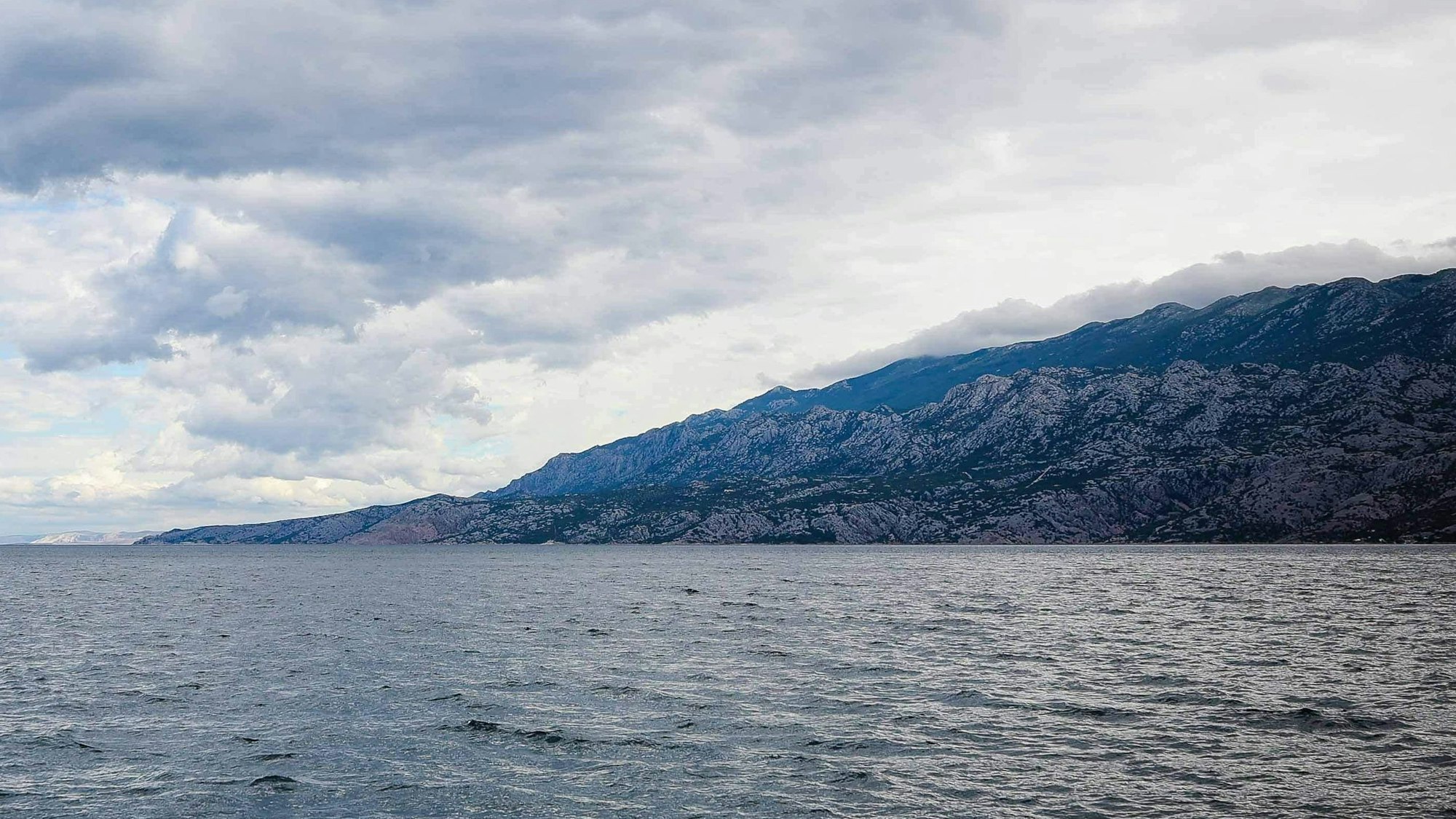 Die Küste der Insel Pag an der Adria