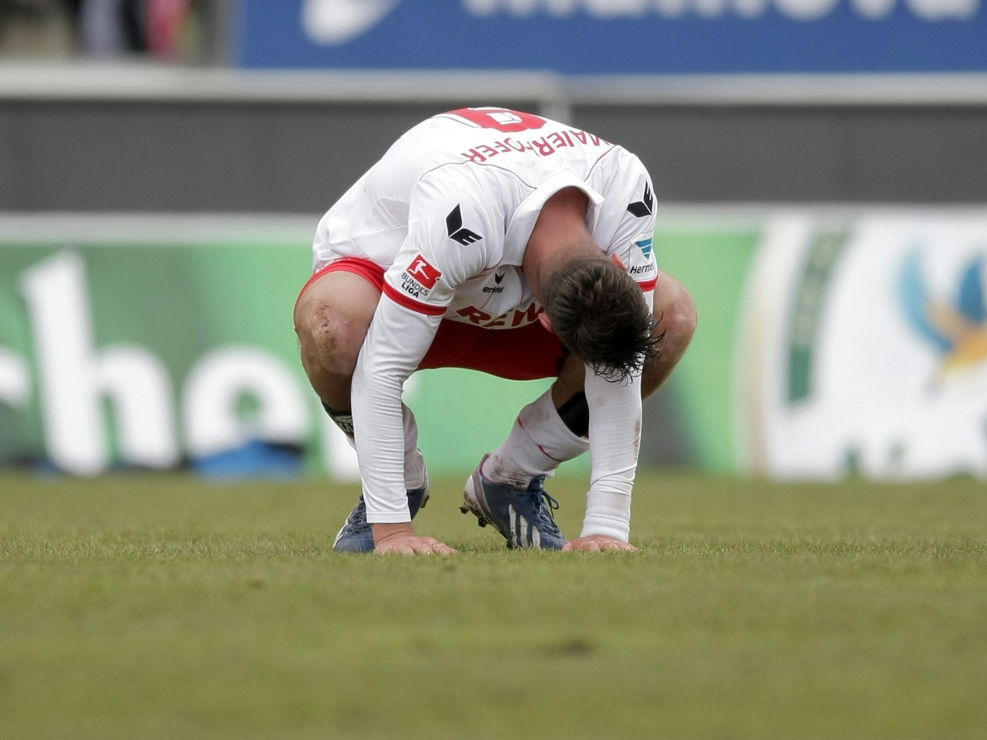 Der Kölner Stefan Maierhofer hockt nach dem Abpfiff auf dem Platz.