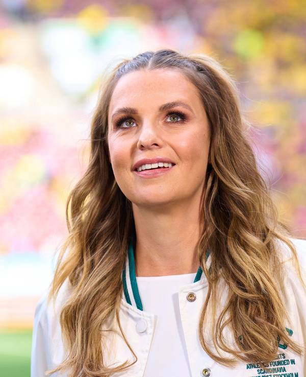 Laura Wontorra steht vor dem Spiel im Innenraum des Augsburger Fußball-Stadions.