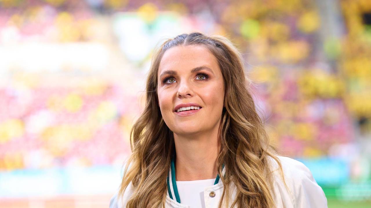 Laura Wontorra steht vor dem Spiel im Innenraum des Augsburger Fußball-Stadions.