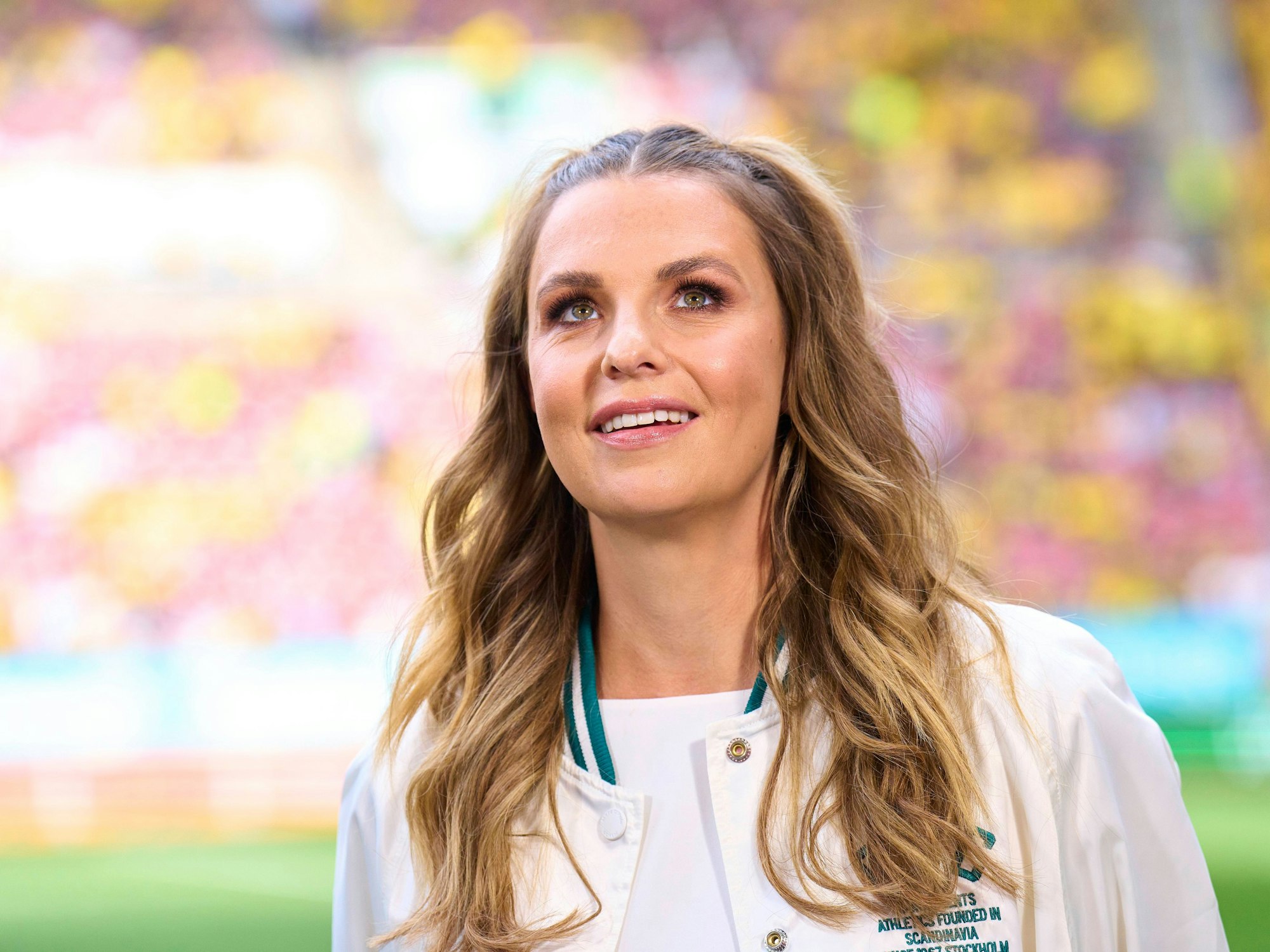 Laura Wontorra steht vor dem Spiel im Innenraum des Augsburger Fußball-Stadions.