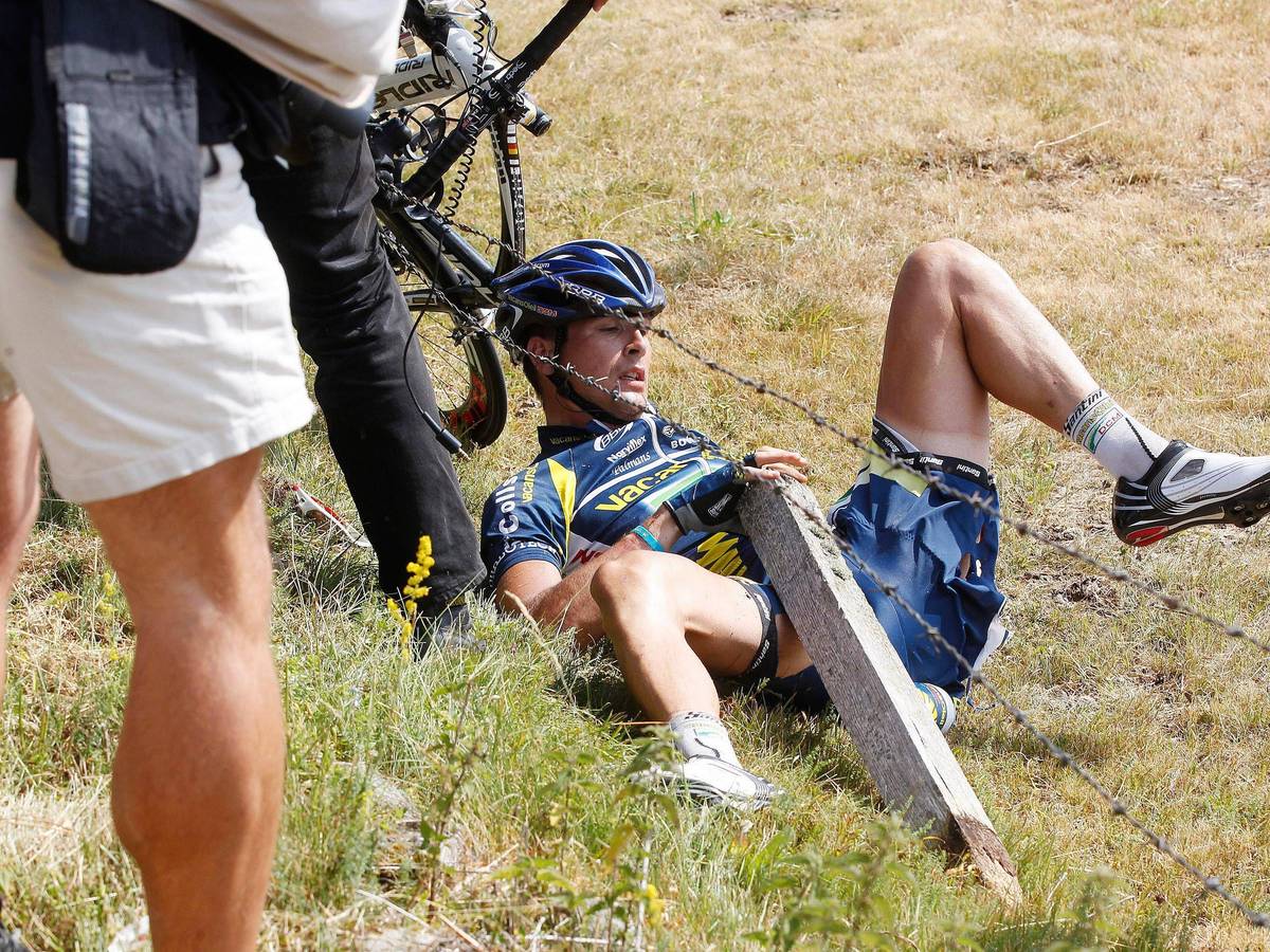 Radprofi Johnny Hoogerland (NED/ Vacansoleil) kurz nach seinem Sturz.