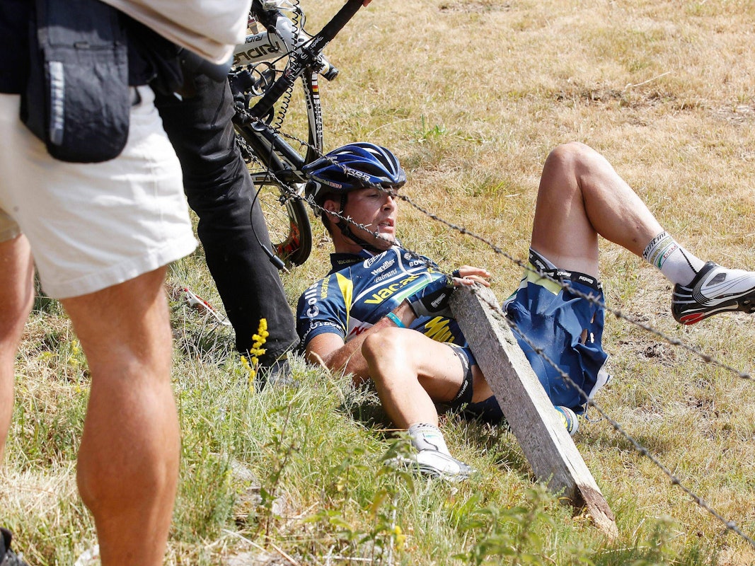 Radprofi Johnny Hoogerland (NED/ Vacansoleil) kurz nach seinem Sturz.