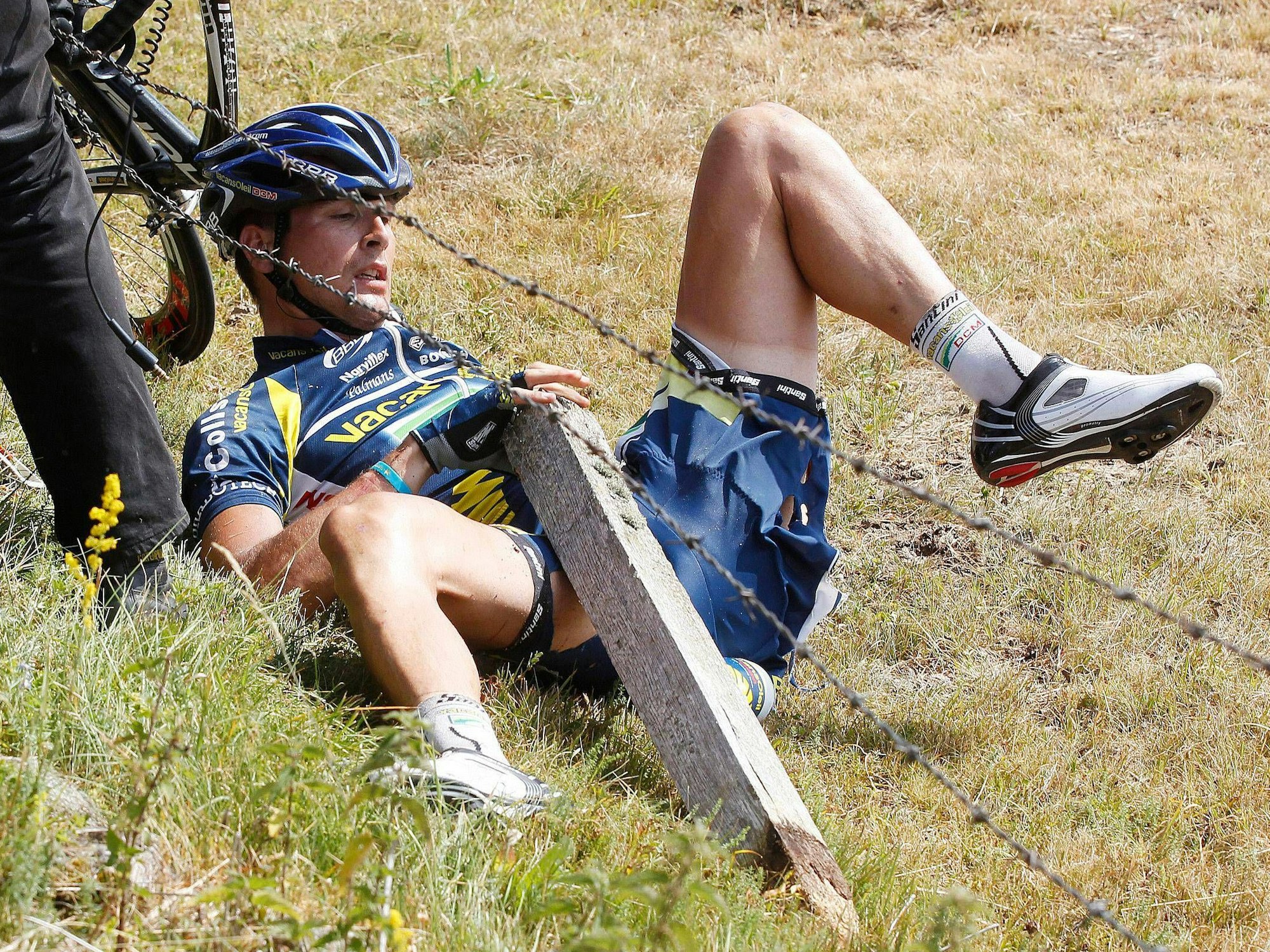 Radprofi Johnny Hoogerland (NED/ Vacansoleil) kurz nach seinem Sturz.