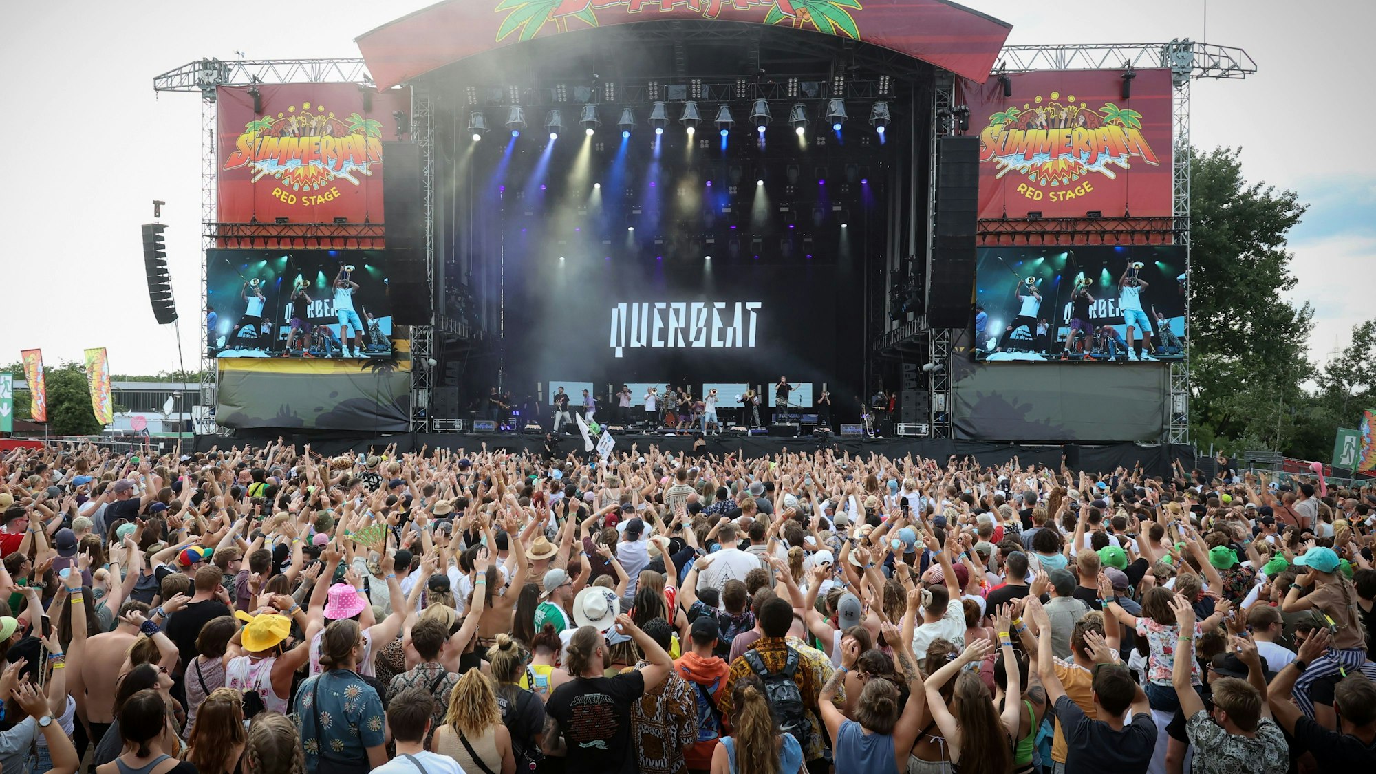 Das Publikum beim Summerjam feiert Querbeat auf der Bühne.