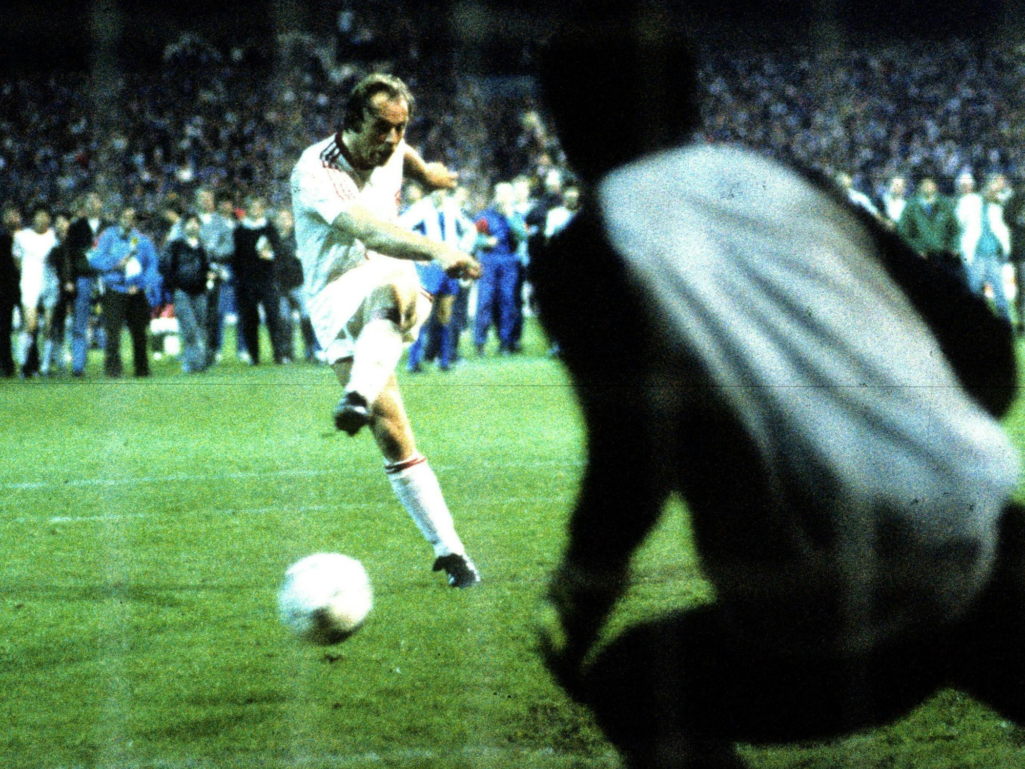 Klaus Täuber verwandelt im Rückspiel gegen Espanyol Barcelona den entscheidenden Elfmeter für Leverkusen.