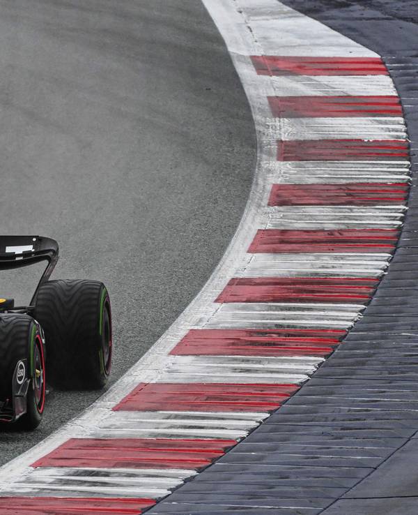 Max Verstappen fährt im Sprintrennen der Formel 1 in Österreich in seinem Red Bull über die Rennstrecke.