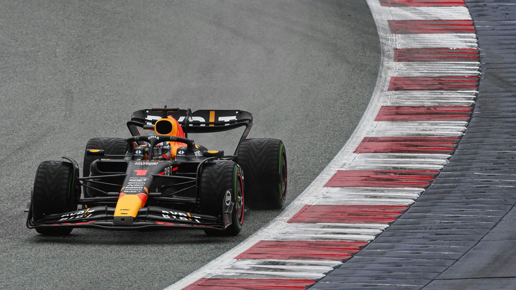 Max Verstappen fährt im Sprintrennen der Formel 1 in Österreich in seinem Red Bull über die Rennstrecke.