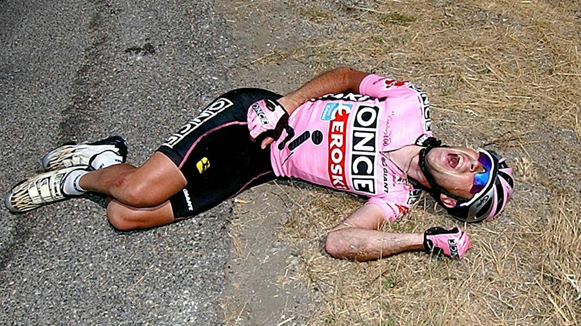 Joseba Beloki (Spanien / ONCE-Eroski) schreit vor Schmerz.