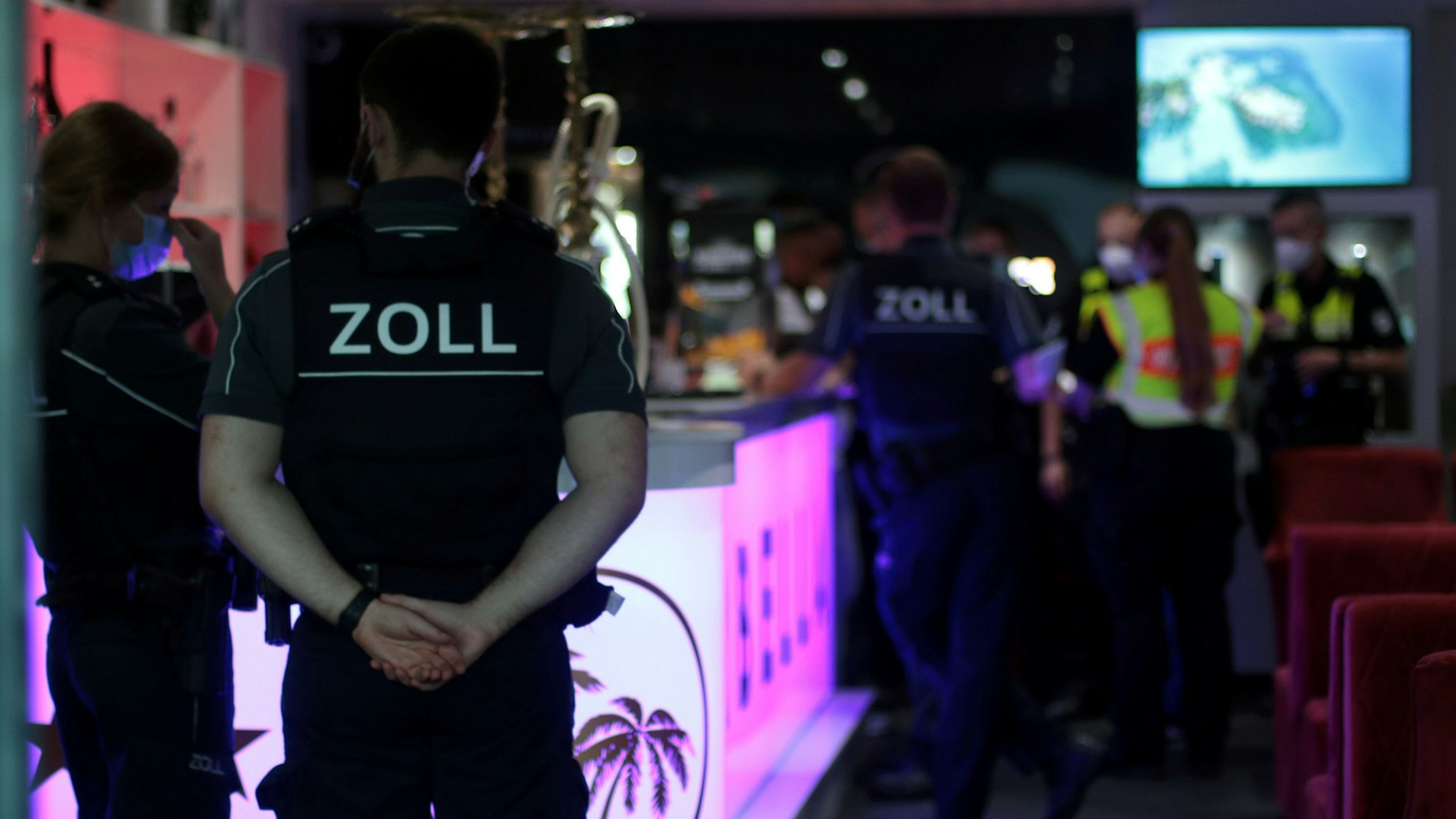 Ordnungsamt und Zoll durchsuchen in der Stadt mehrere Shisha-Bars.