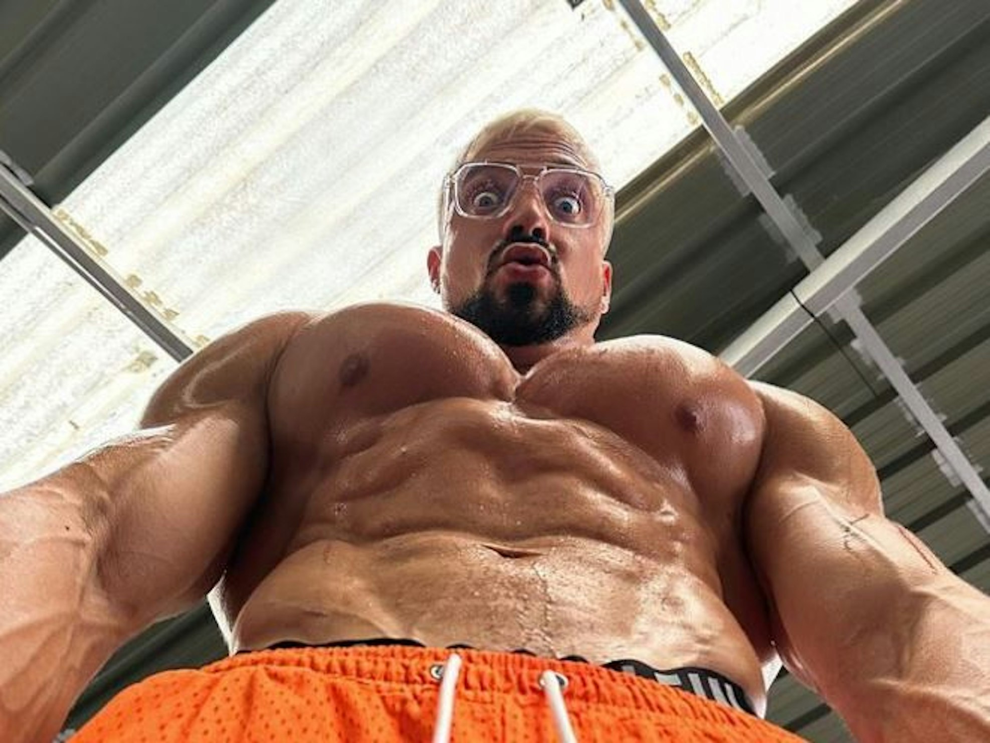 Johannes Lindner zeigt beim Training seinen Oberkörper