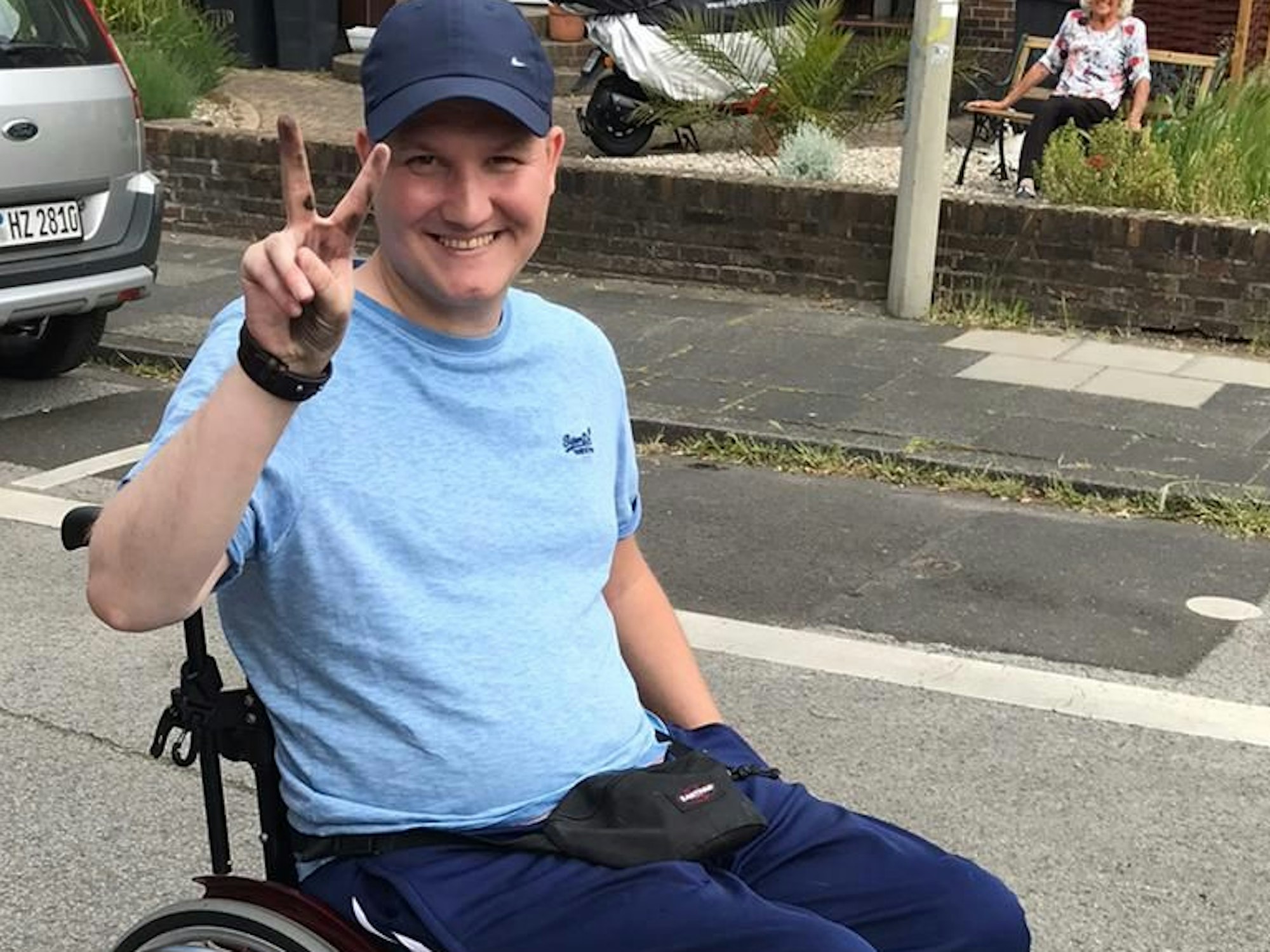Der Frechener Marc Groß sitzt seit seinem Balkon-Sturz im Rollstuhl.