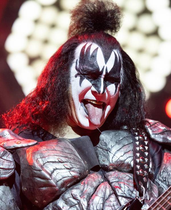 Gene Simmons streckt auf der Bühne die Zunge raus.
