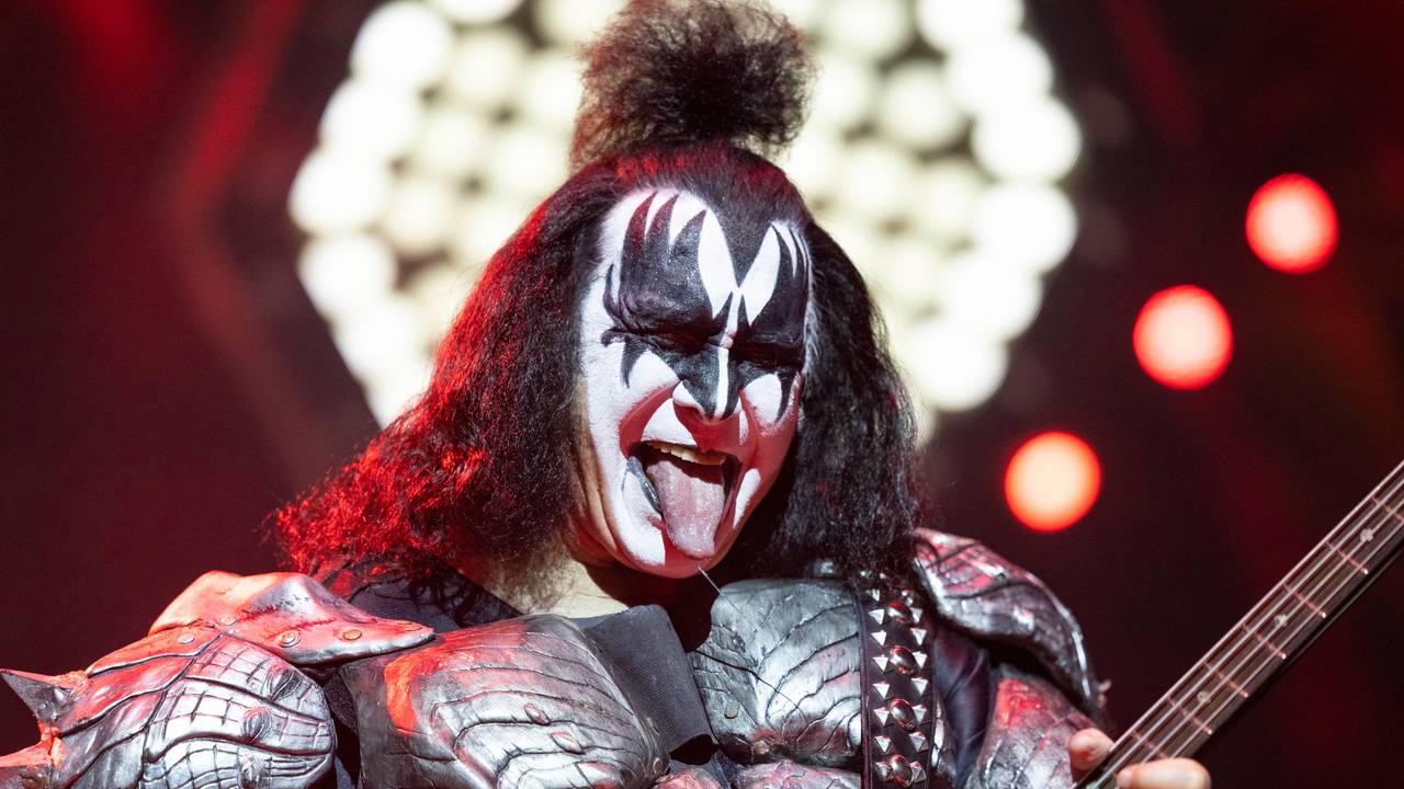 Gene Simmons streckt auf der Bühne die Zunge raus.