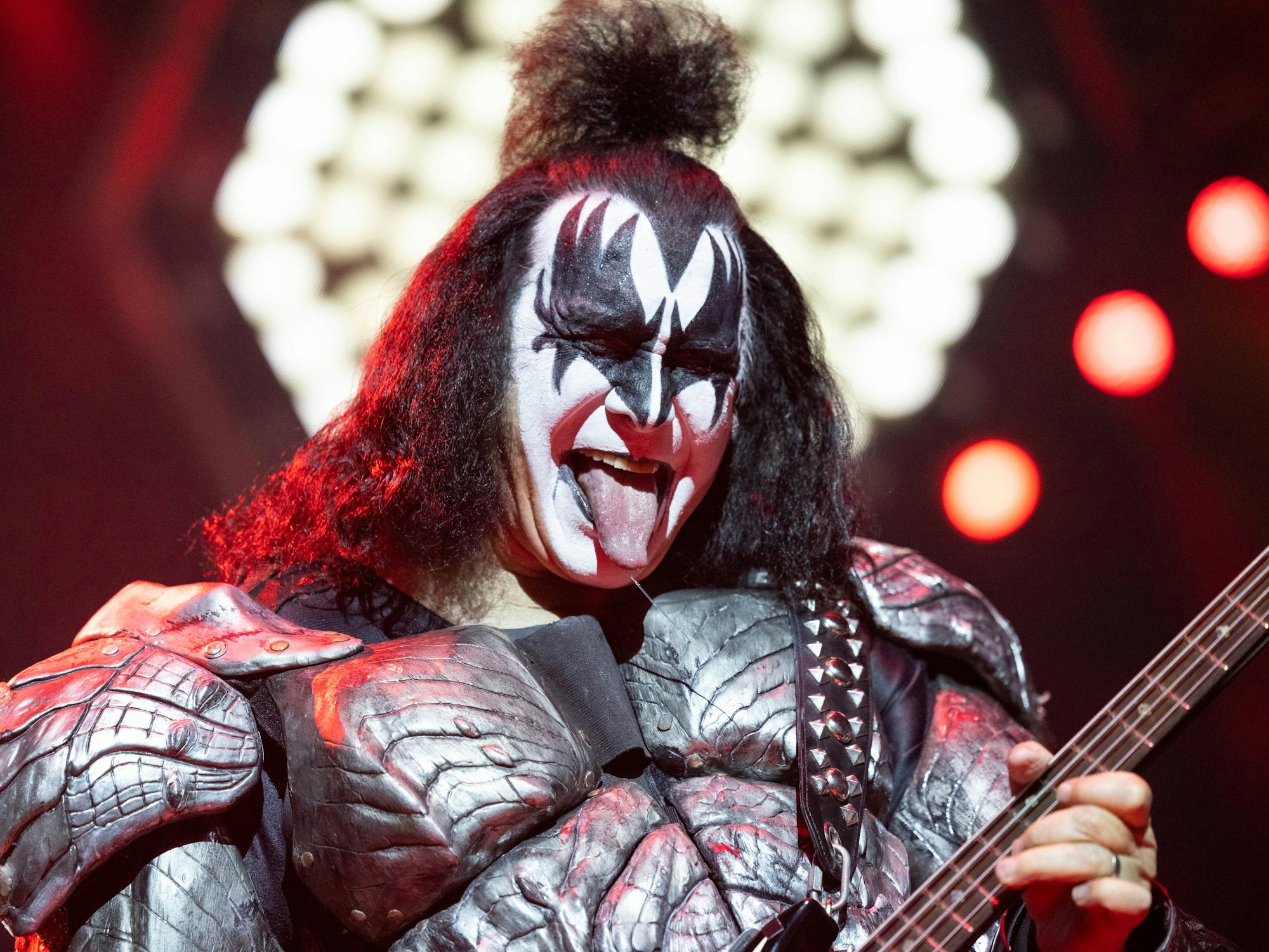 Gene Simmons streckt auf der Bühne die Zunge raus.