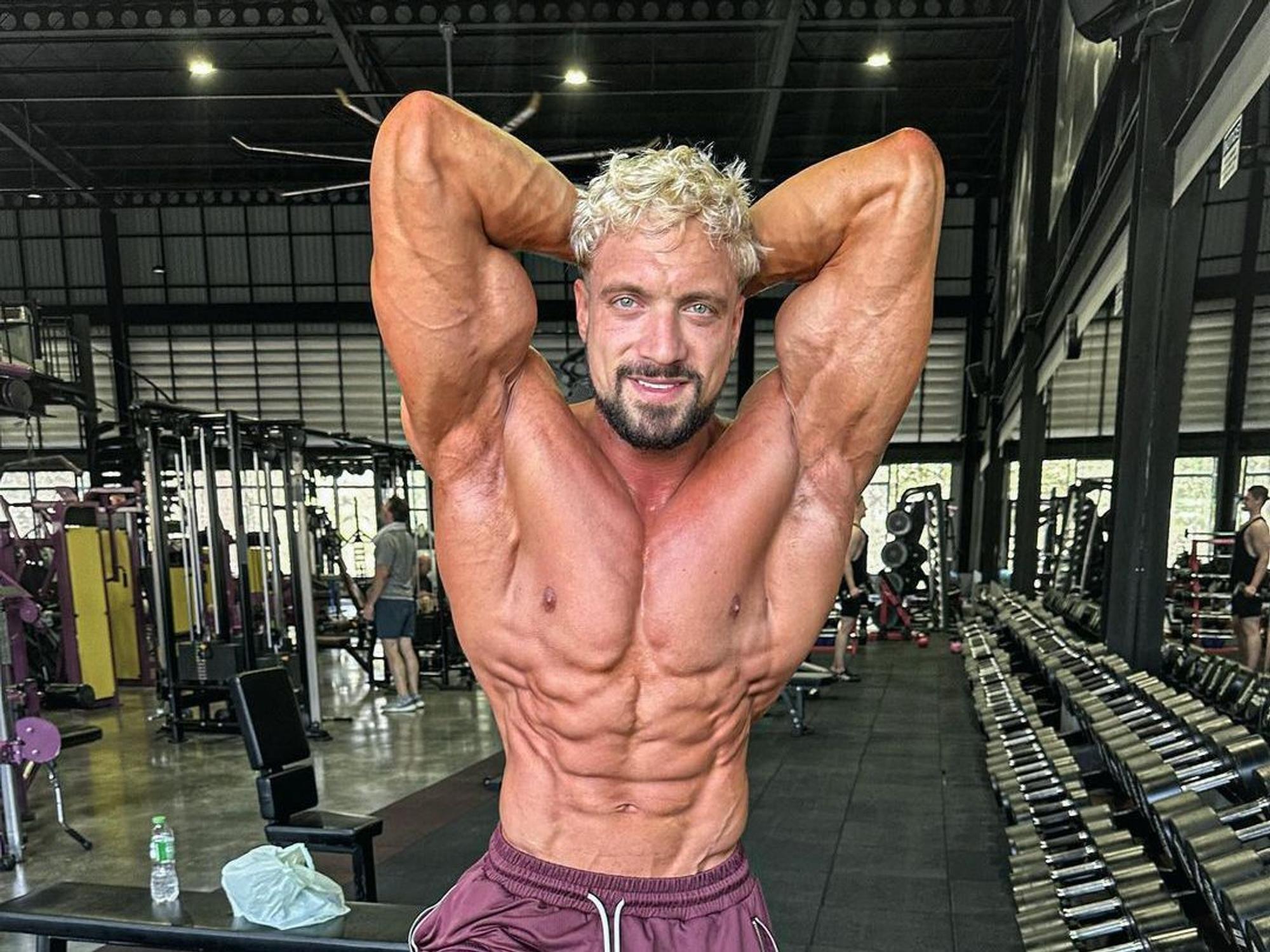 Jo Lindner posiert für ein Foto.