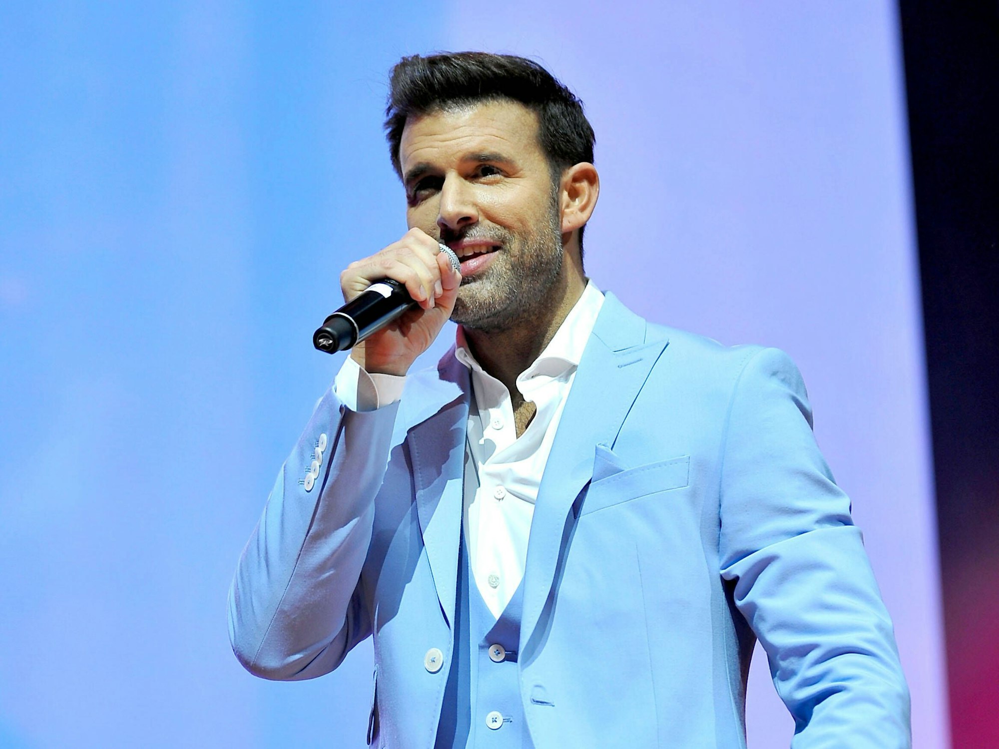 Jay Khan während eines Auftritts.