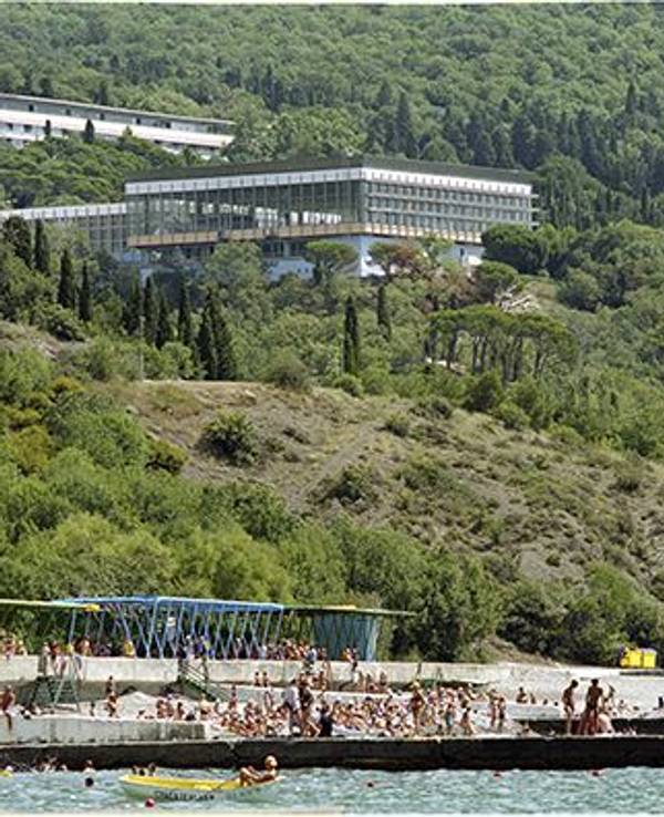 Das Archivfoto vom Sommer 2004 zeigt den Badestrand des Ferienlagers Artek auf der ukrainischen Schwarzmeer-Halbinsel Krim.