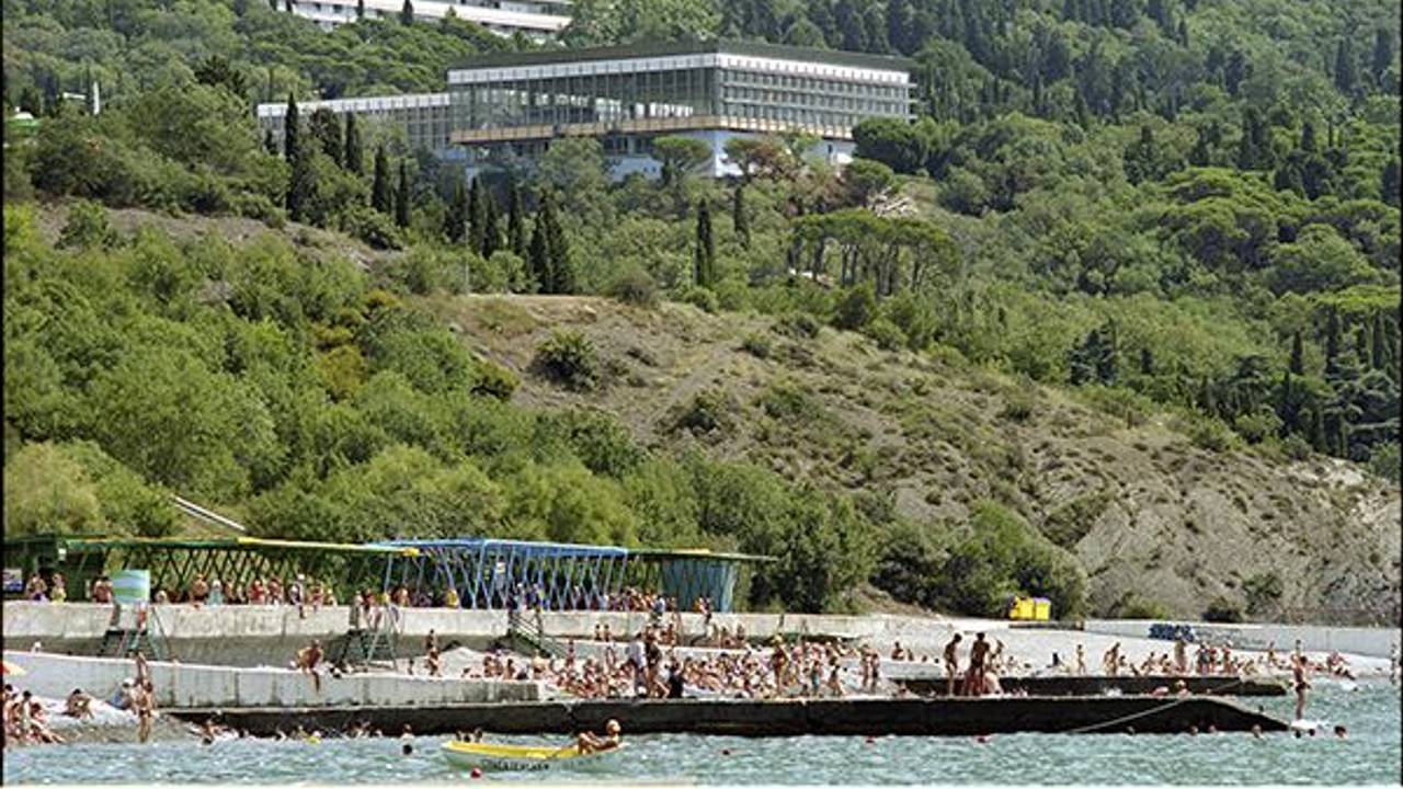 Das Archivfoto vom Sommer 2004 zeigt den Badestrand des Ferienlagers Artek auf der ukrainischen Schwarzmeer-Halbinsel Krim.