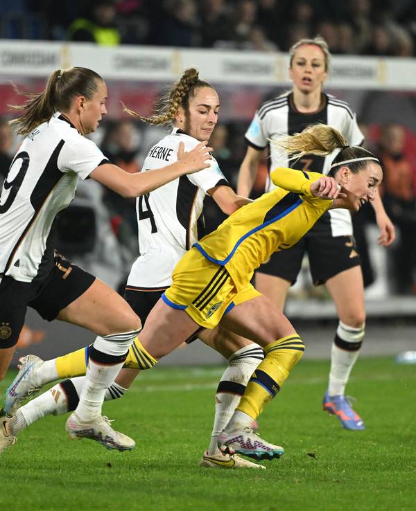 Klara Bühl (l.) und Sophia Kleinherne (2.v.l.) liefern sich mit Kosovare Asllani im Testspiel einen harten Kampf um den Ball.