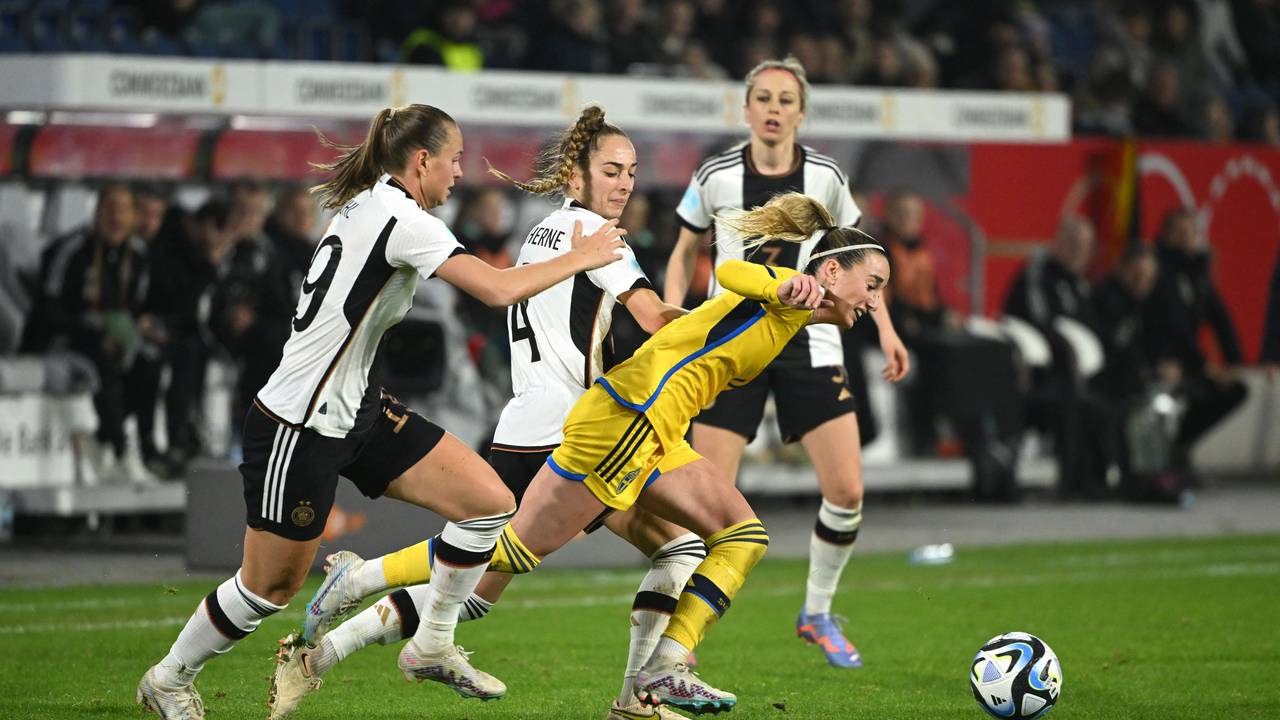 Klara Bühl (l.) und Sophia Kleinherne (2.v.l.) liefern sich mit Kosovare Asllani im Testspiel einen harten Kampf um den Ball.