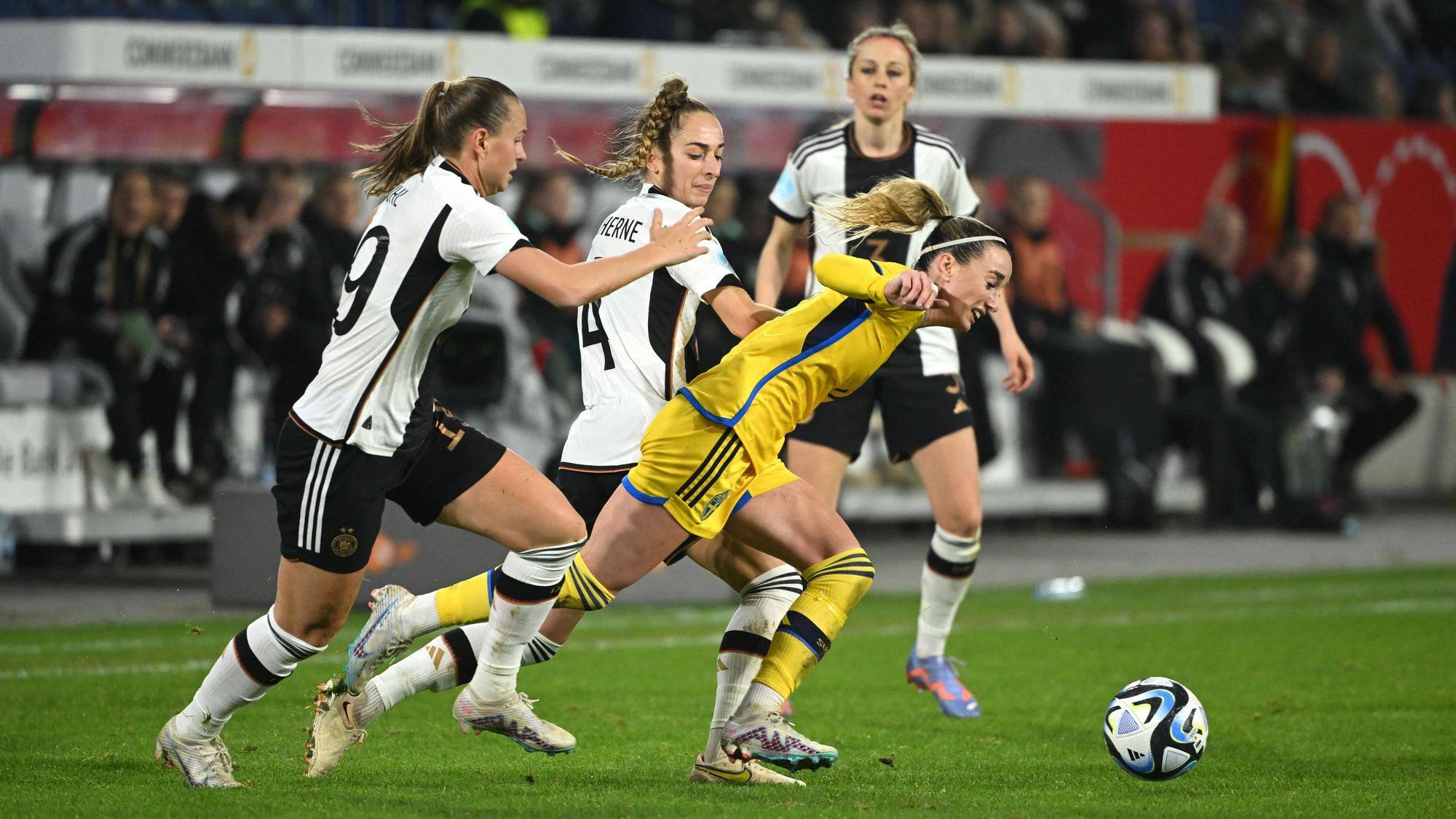 Klara Bühl (l.) und Sophia Kleinherne (2.v.l.) liefern sich mit Kosovare Asllani im Testspiel einen harten Kampf um den Ball.