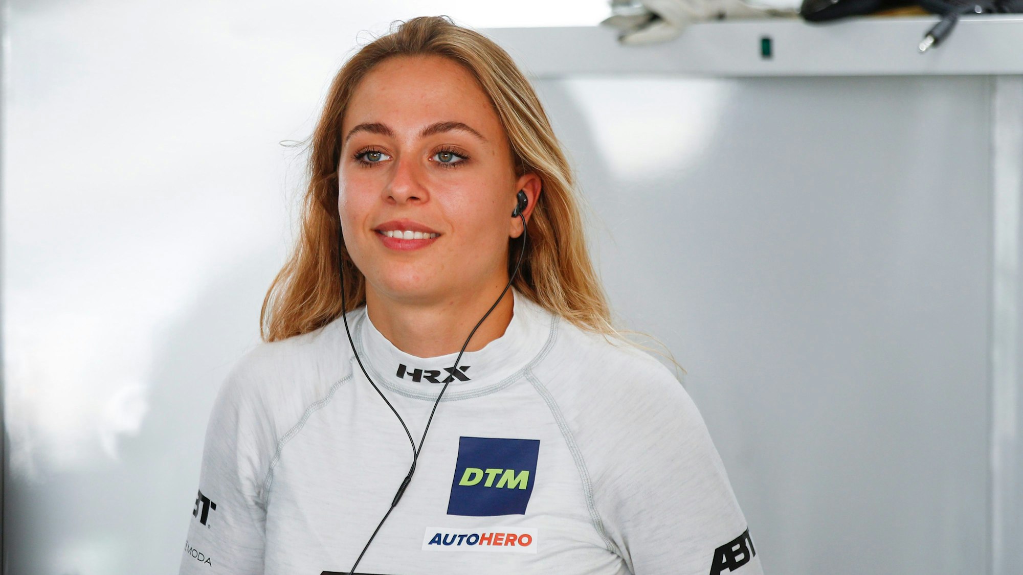 Die Deutsche Sophia Flörsch im Fahrerlager.