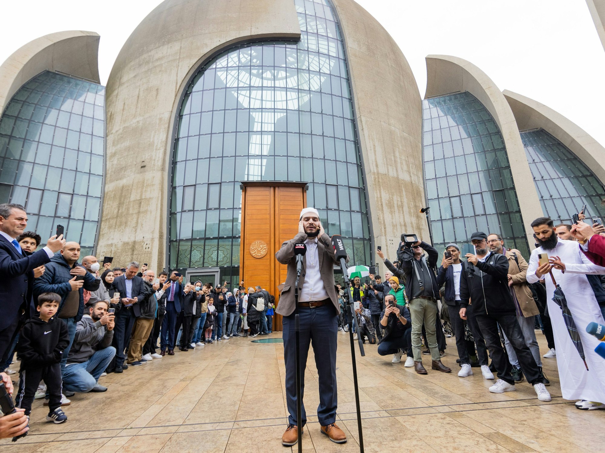 Muezzin Mustafa Kader, Imam der Moschee, ruft in der Zentralmoschee der DITIB (Türkisch-Islamische Union der Anstalt für Religion) Muslime zum Gebet.