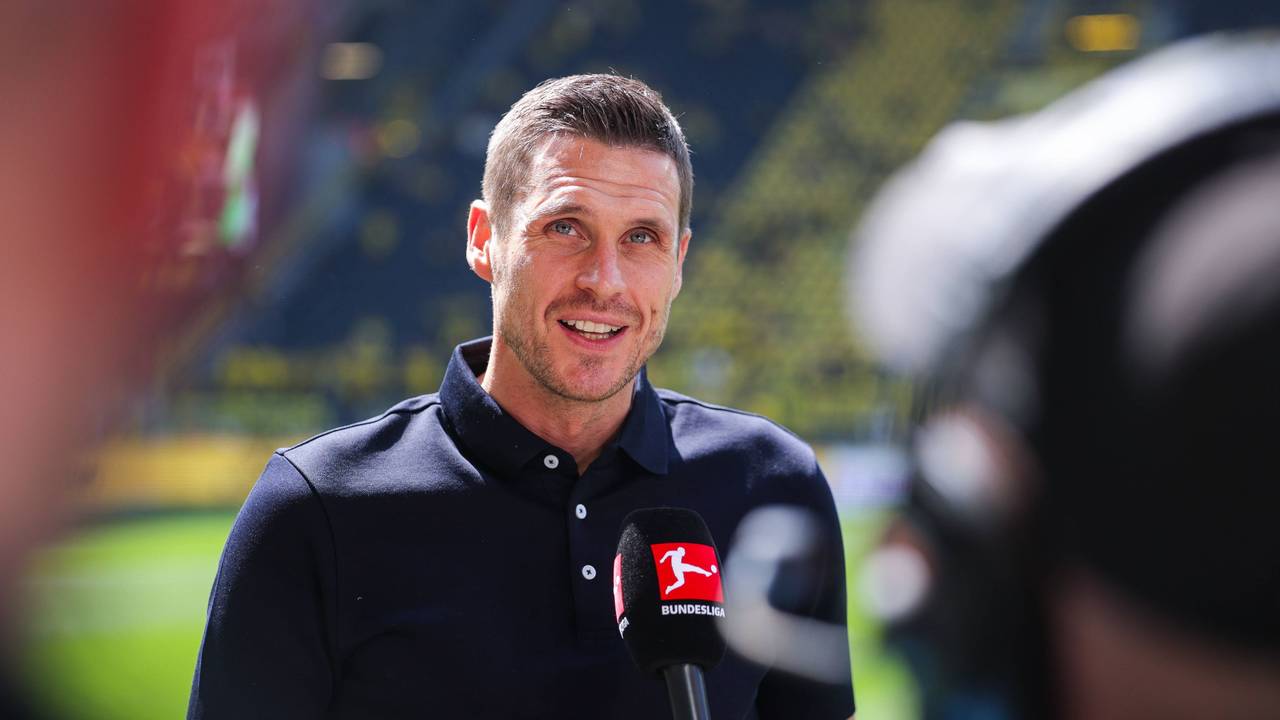 Sebastian Kehl vor einem Spiel von Borussia Dortmund im TV-Interview.