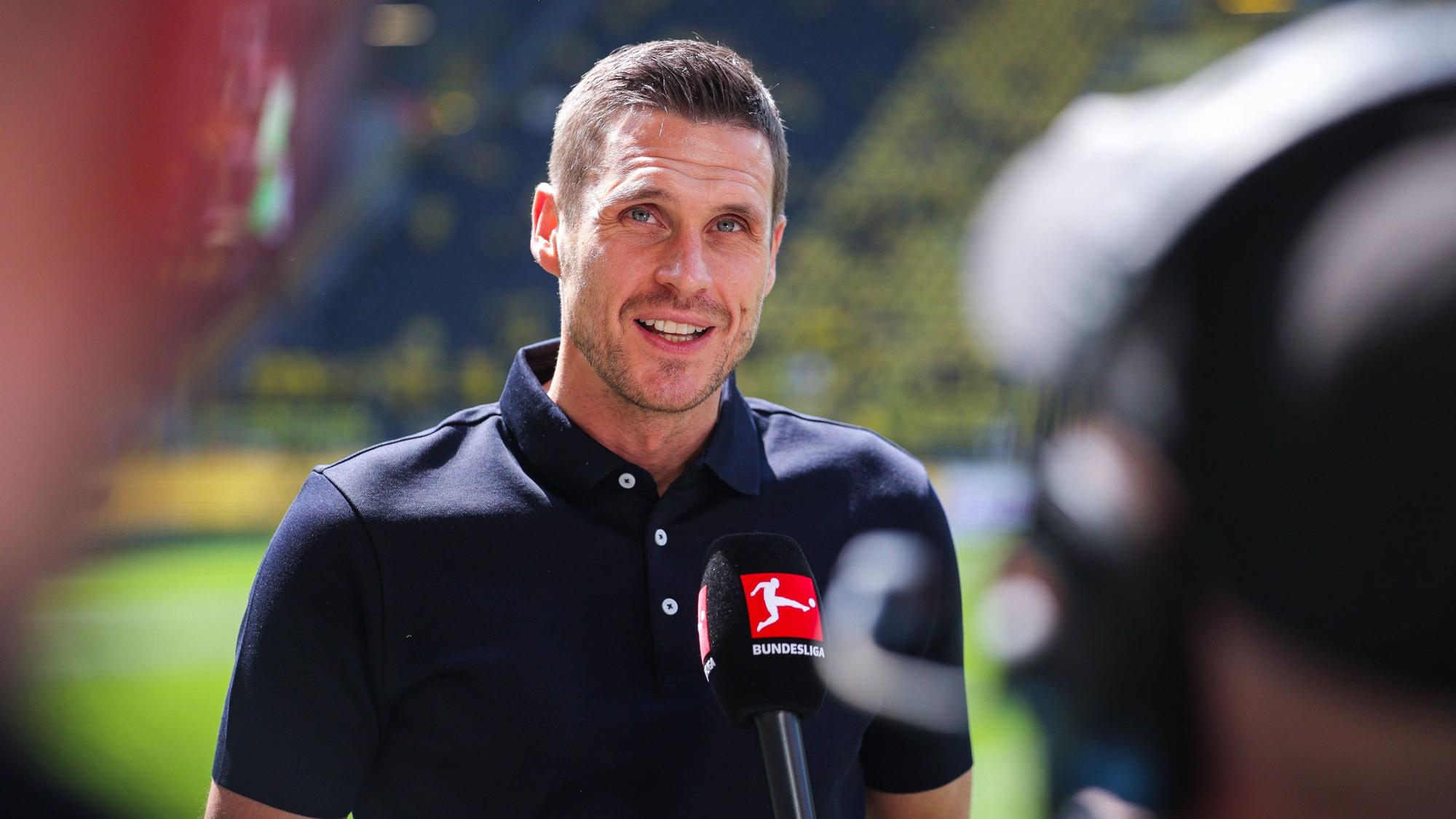 Sebastian Kehl vor einem Spiel von Borussia Dortmund im TV-Interview.